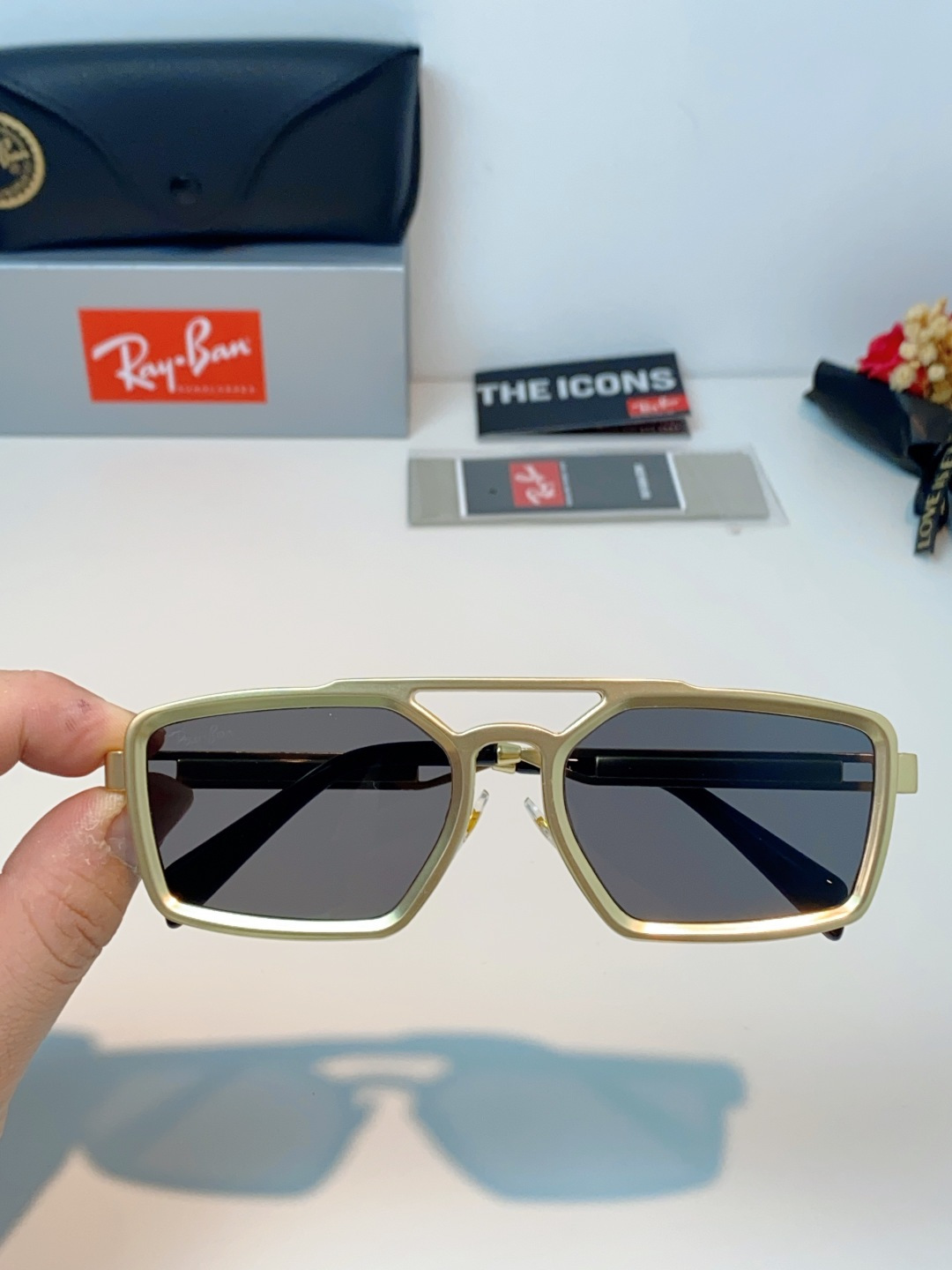 RayBan雷朋  2026新款复古飞行员基因×现代方型剪裁。标志性双梁设计：延续雷朋飞行员系列的硬朗血