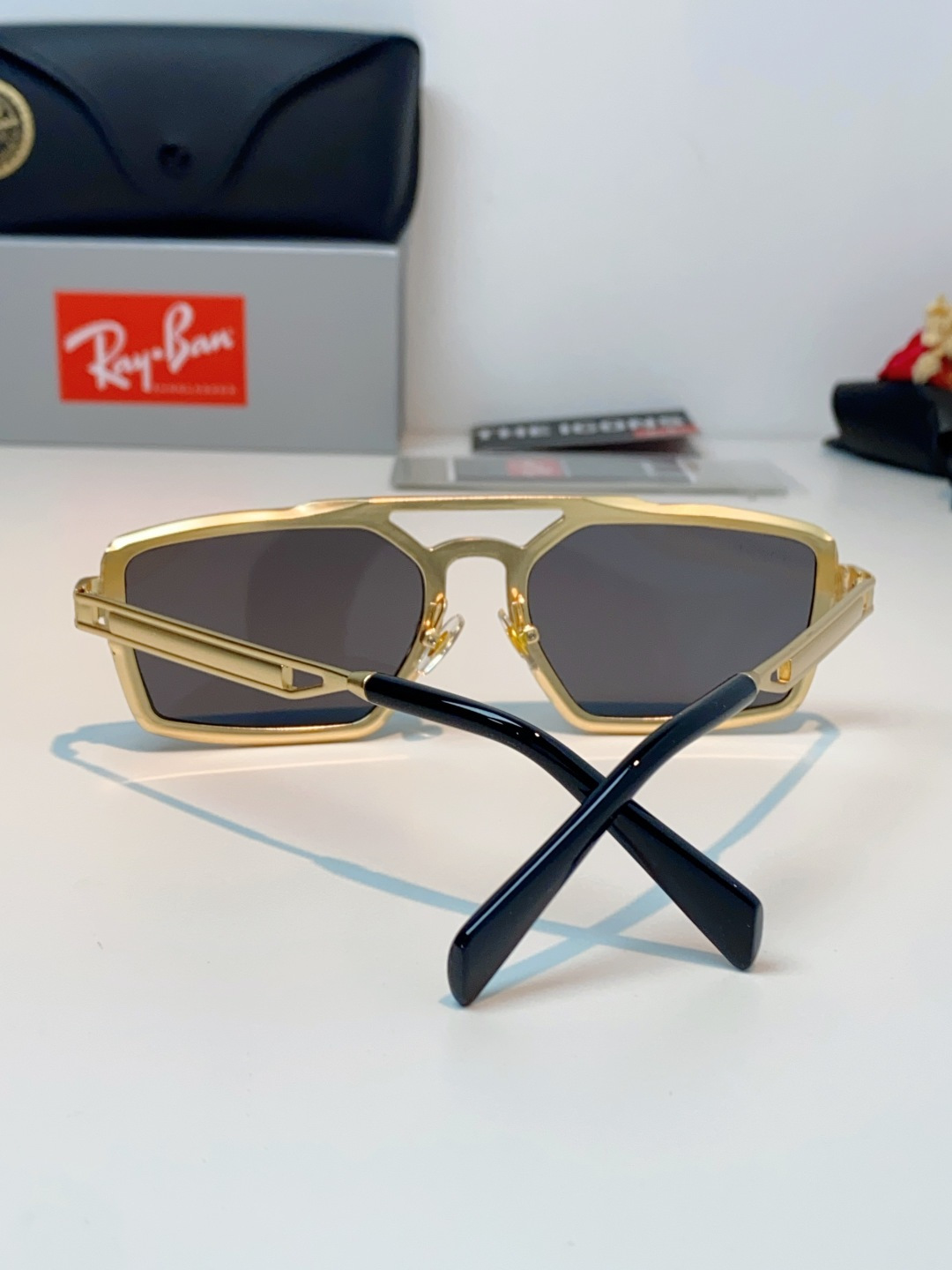 RayBan雷朋  2026新款复古飞行员基因×现代方型剪裁。标志性双梁设计：延续雷朋飞行员系列的硬朗血