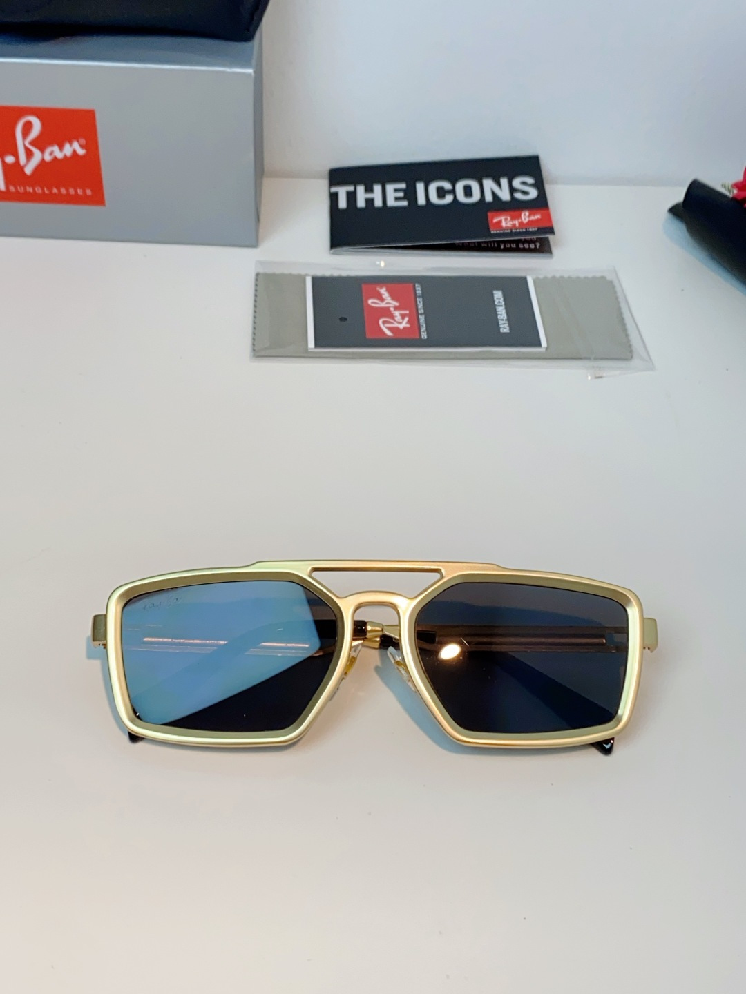 RayBan雷朋  2026新款复古飞行员基因×现代方型剪裁。标志性双梁设计：延续雷朋飞行员系列的硬朗血