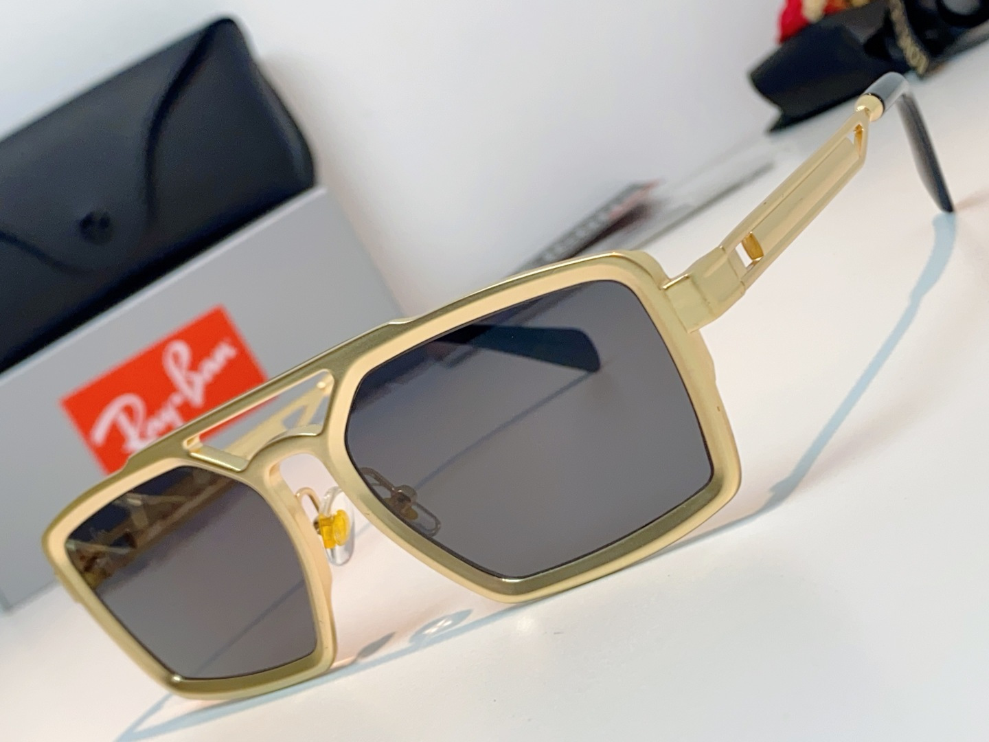 RayBan雷朋  2026新款复古飞行员基因×现代方型剪裁。标志性双梁设计：延续雷朋飞行员系列的硬朗血