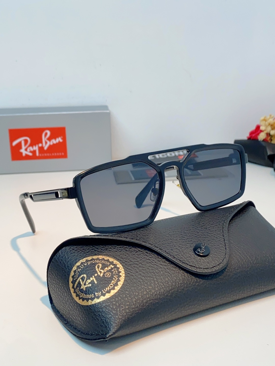 RayBan雷朋  2026新款复古飞行员基因×现代方型剪裁。标志性双梁设计：延续雷朋飞行员系列的硬朗血