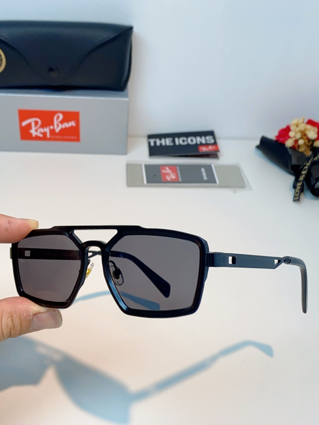 RayBan雷朋  2026新款复古飞行员基因×现代方型剪裁。标志性双梁设计：延续雷朋飞行员系列的硬朗血