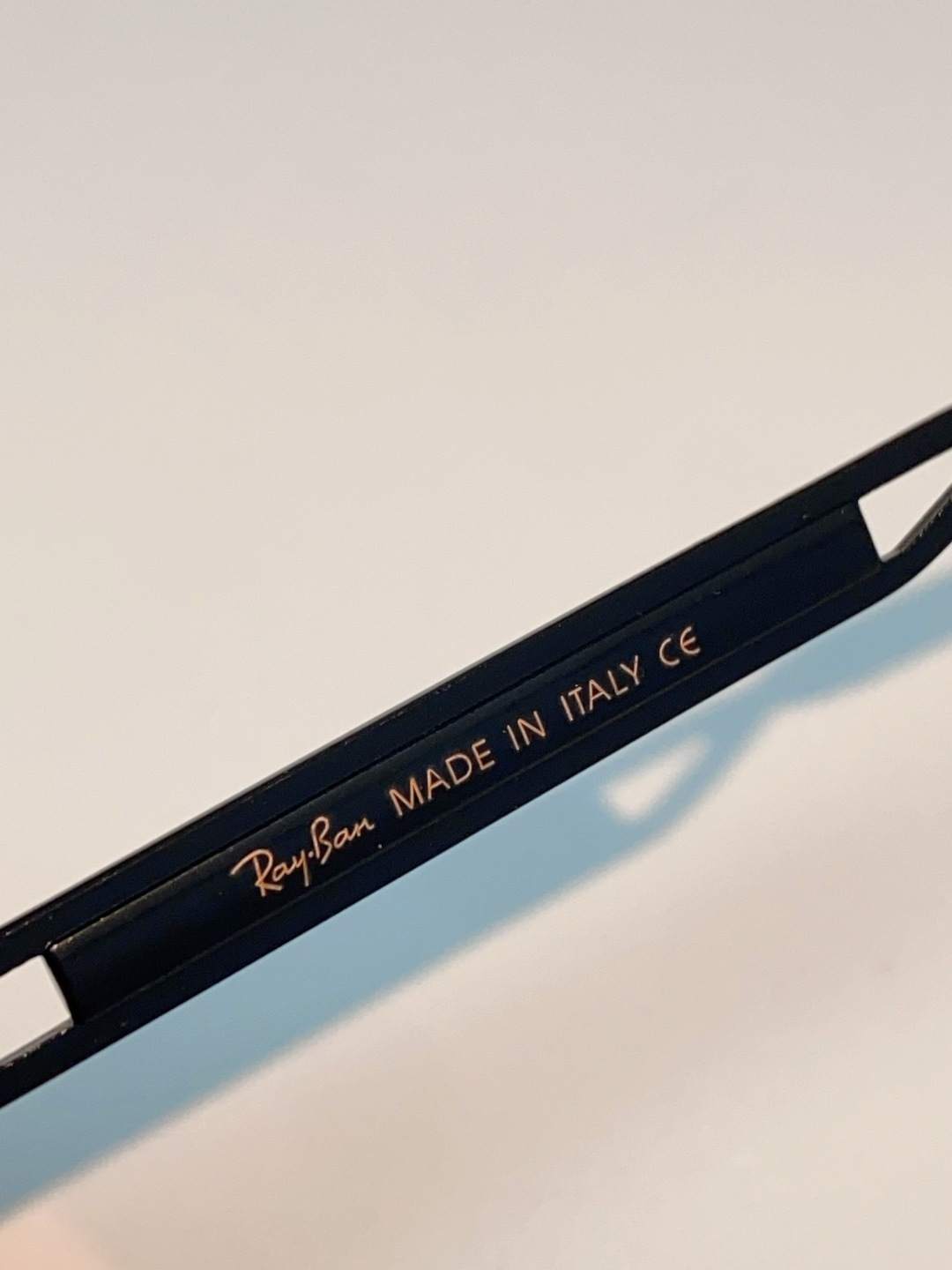 RayBan雷朋  2026新款复古飞行员基因×现代方型剪裁。标志性双梁设计：延续雷朋飞行员系列的硬朗血