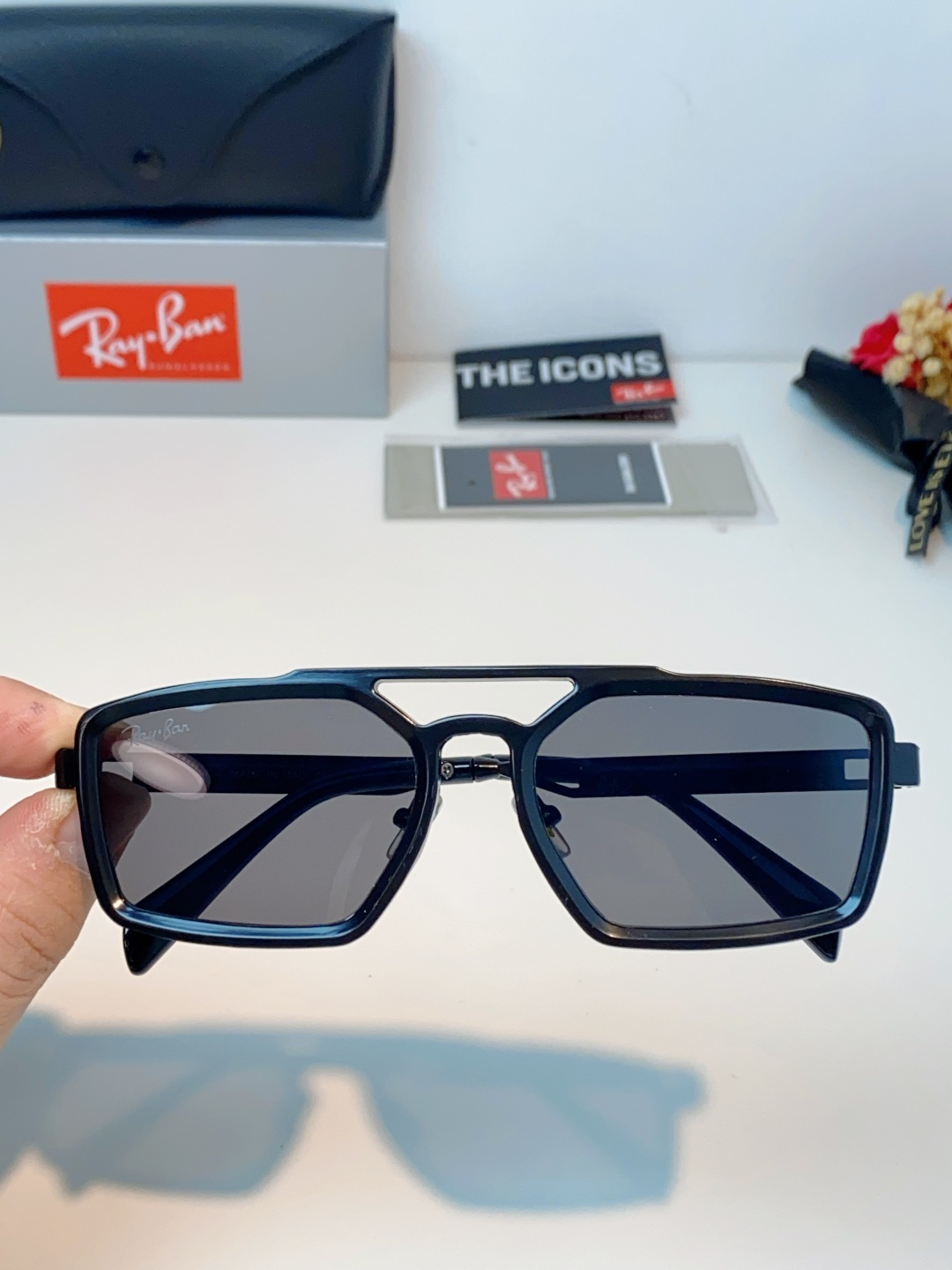 RayBan雷朋  2026新款复古飞行员基因×现代方型剪裁。标志性双梁设计：延续雷朋飞行员系列的硬朗血