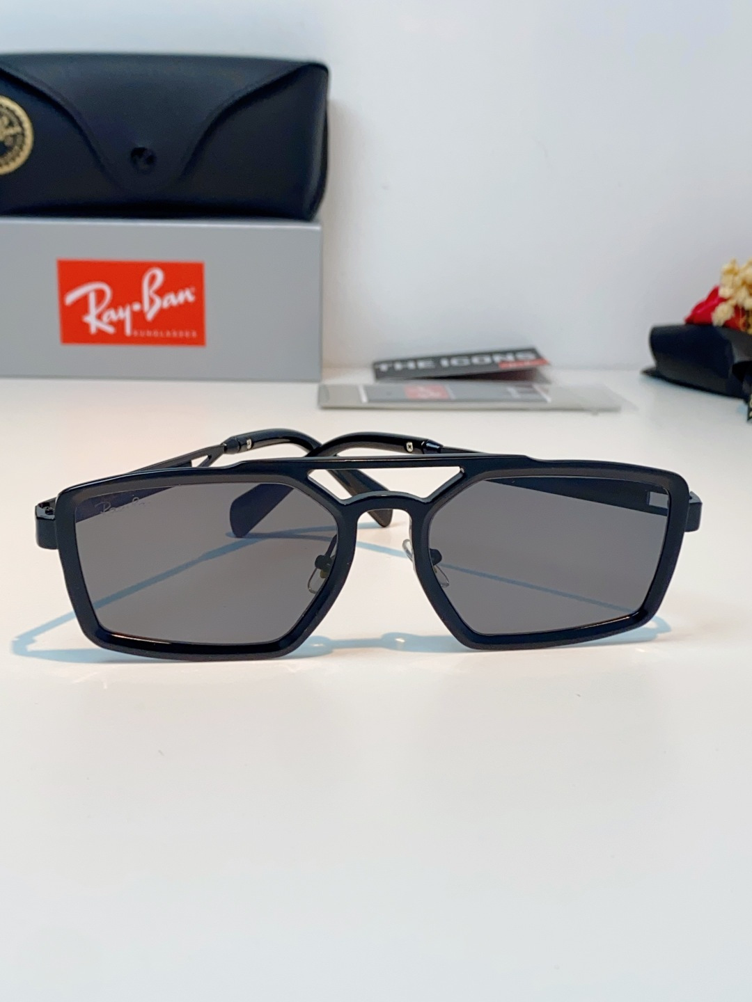 RayBan雷朋  2026新款复古飞行员基因×现代方型剪裁。标志性双梁设计：延续雷朋飞行员系列的硬朗血
