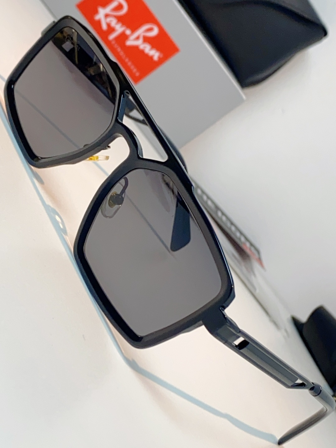 RayBan雷朋  2026新款复古飞行员基因×现代方型剪裁。标志性双梁设计：延续雷朋飞行员系列的硬朗血