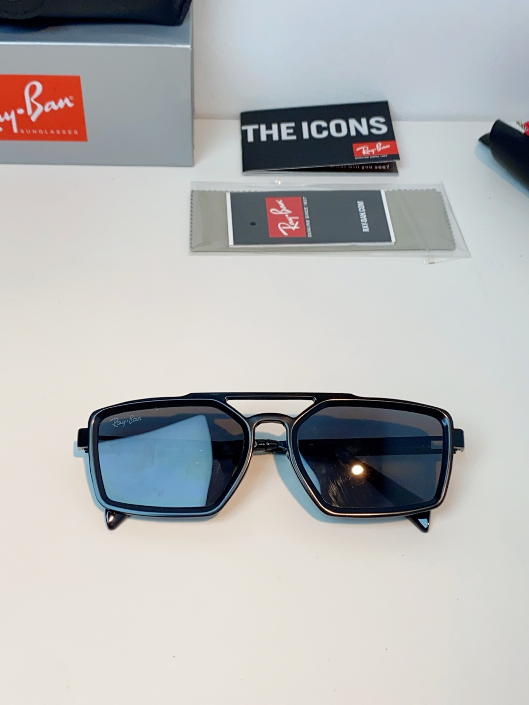 RayBan雷朋  2026新款复古飞行员基因×现代方型剪裁。标志性双梁设计：延续雷朋飞行员系列的硬朗血