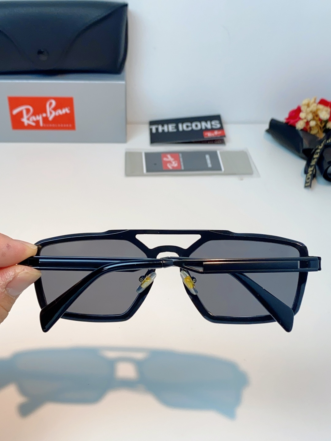 RayBan雷朋  2026新款复古飞行员基因×现代方型剪裁。标志性双梁设计：延续雷朋飞行员系列的硬朗血
