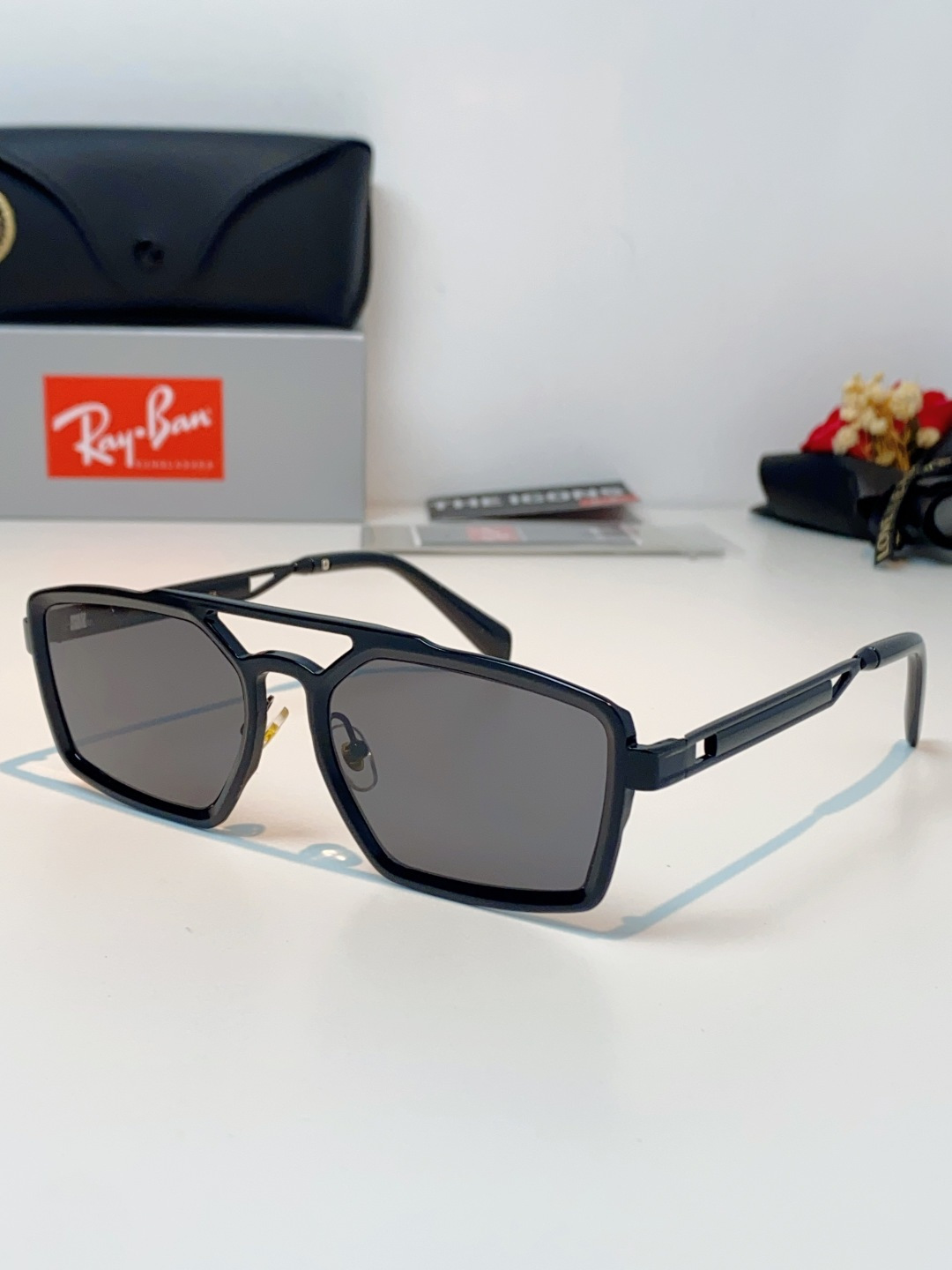 RayBan雷朋  2026新款复古飞行员基因×现代方型剪裁。标志性双梁设计：延续雷朋飞行员系列的硬朗血
