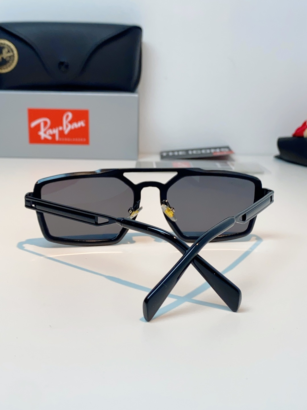 RayBan雷朋  2026新款复古飞行员基因×现代方型剪裁。标志性双梁设计：延续雷朋飞行员系列的硬朗血