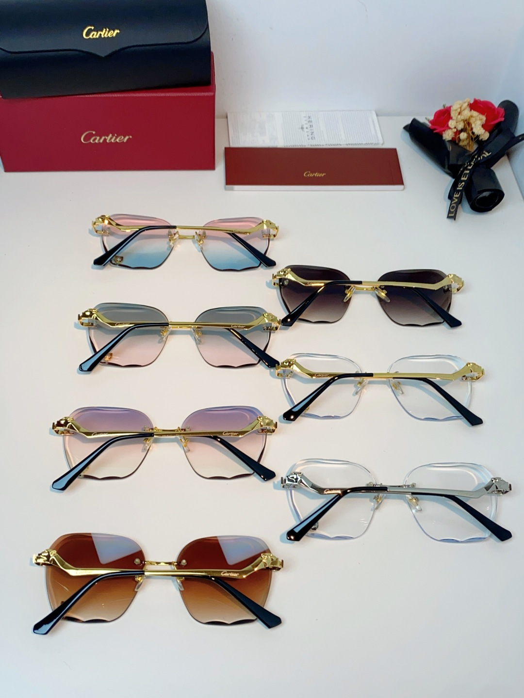 Cartier卡地亚 猎豹系列无框太阳镜当品牌标志性的美洲豹图腾，邂逅无框设计的利落锋芒，便诞生了这副自