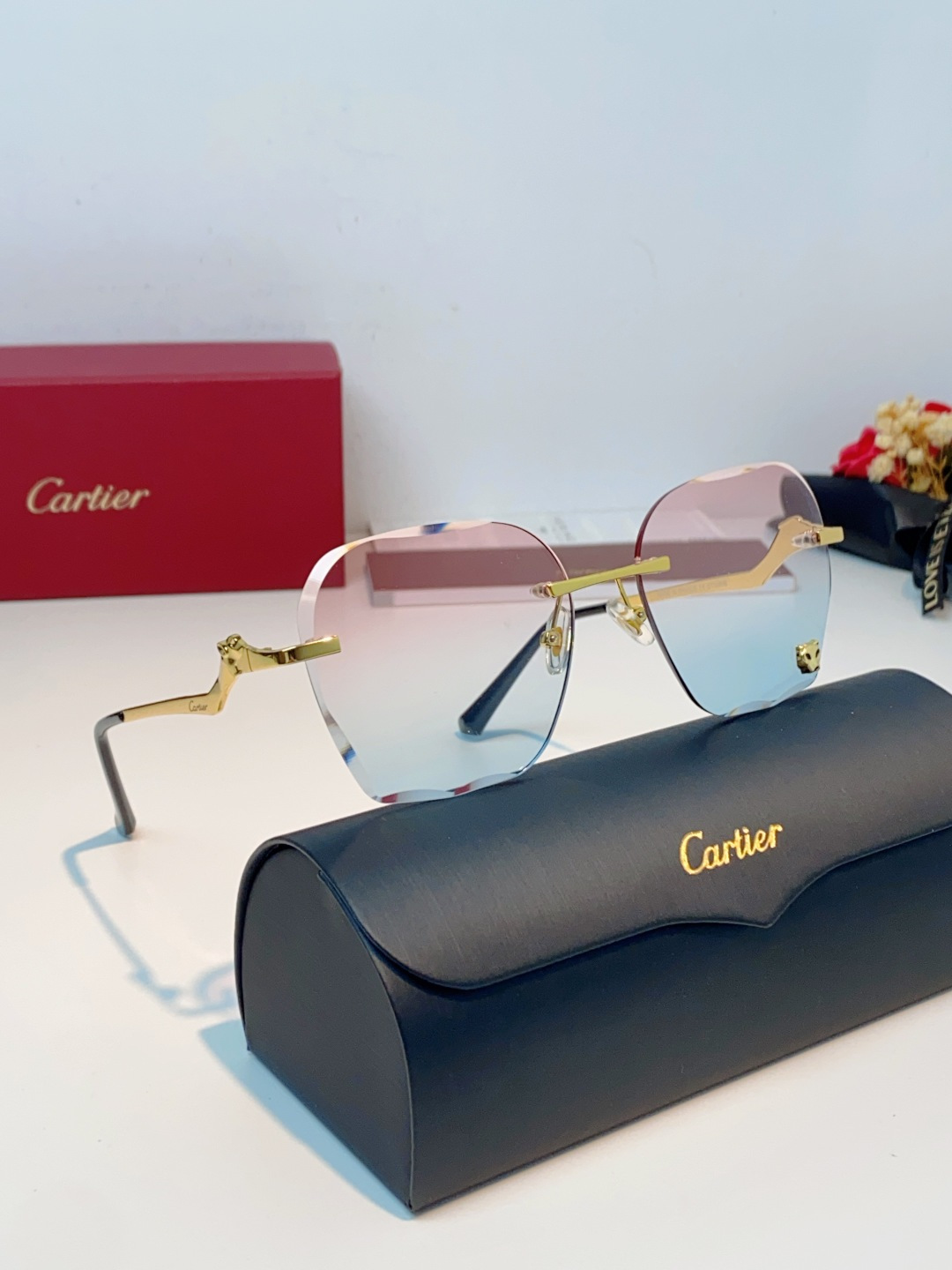 Cartier卡地亚 猎豹系列无框太阳镜当品牌标志性的美洲豹图腾，邂逅无框设计的利落锋芒，便诞生了这副自