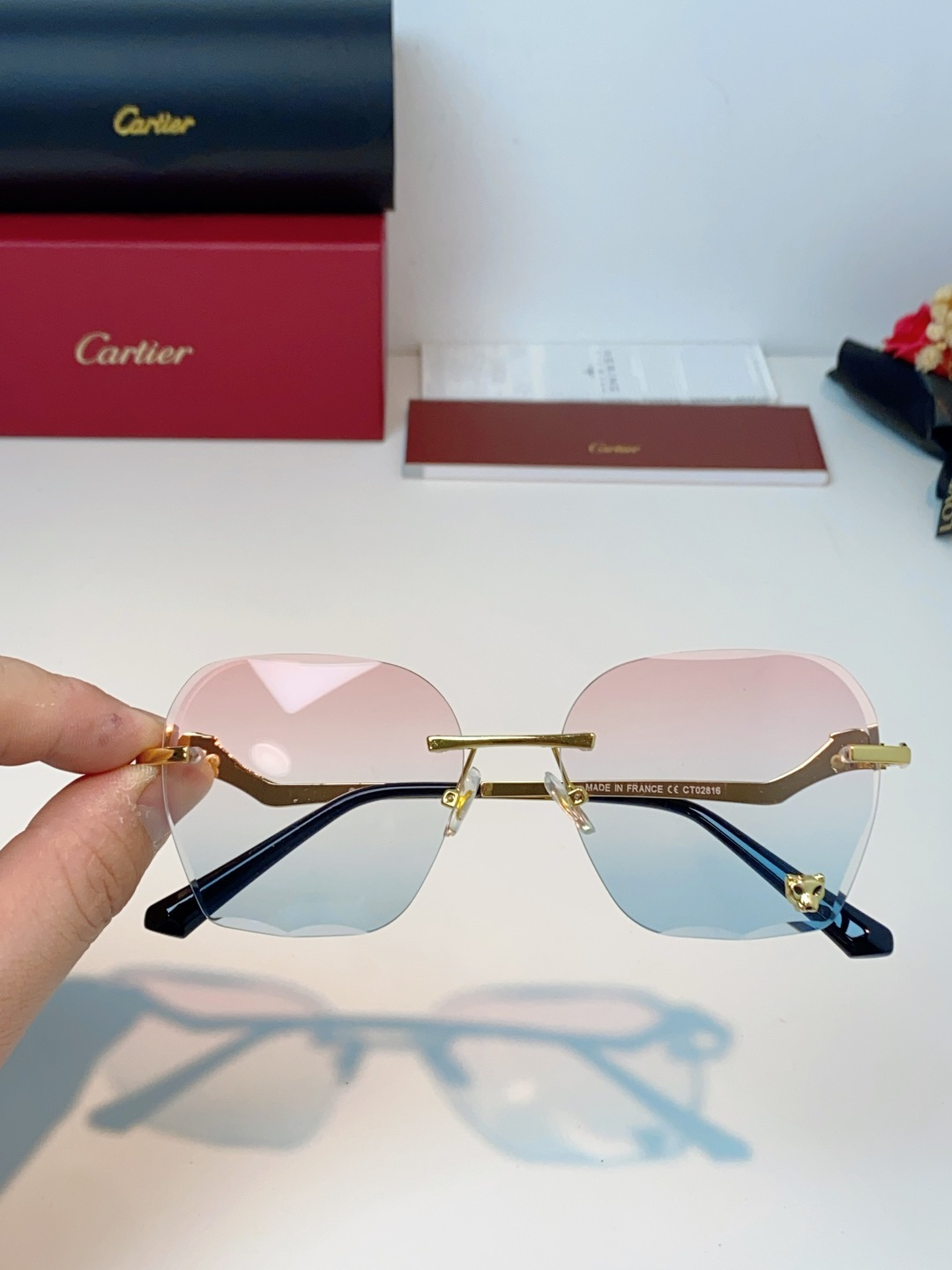 Cartier卡地亚 猎豹系列无框太阳镜当品牌标志性的美洲豹图腾，邂逅无框设计的利落锋芒，便诞生了这副自