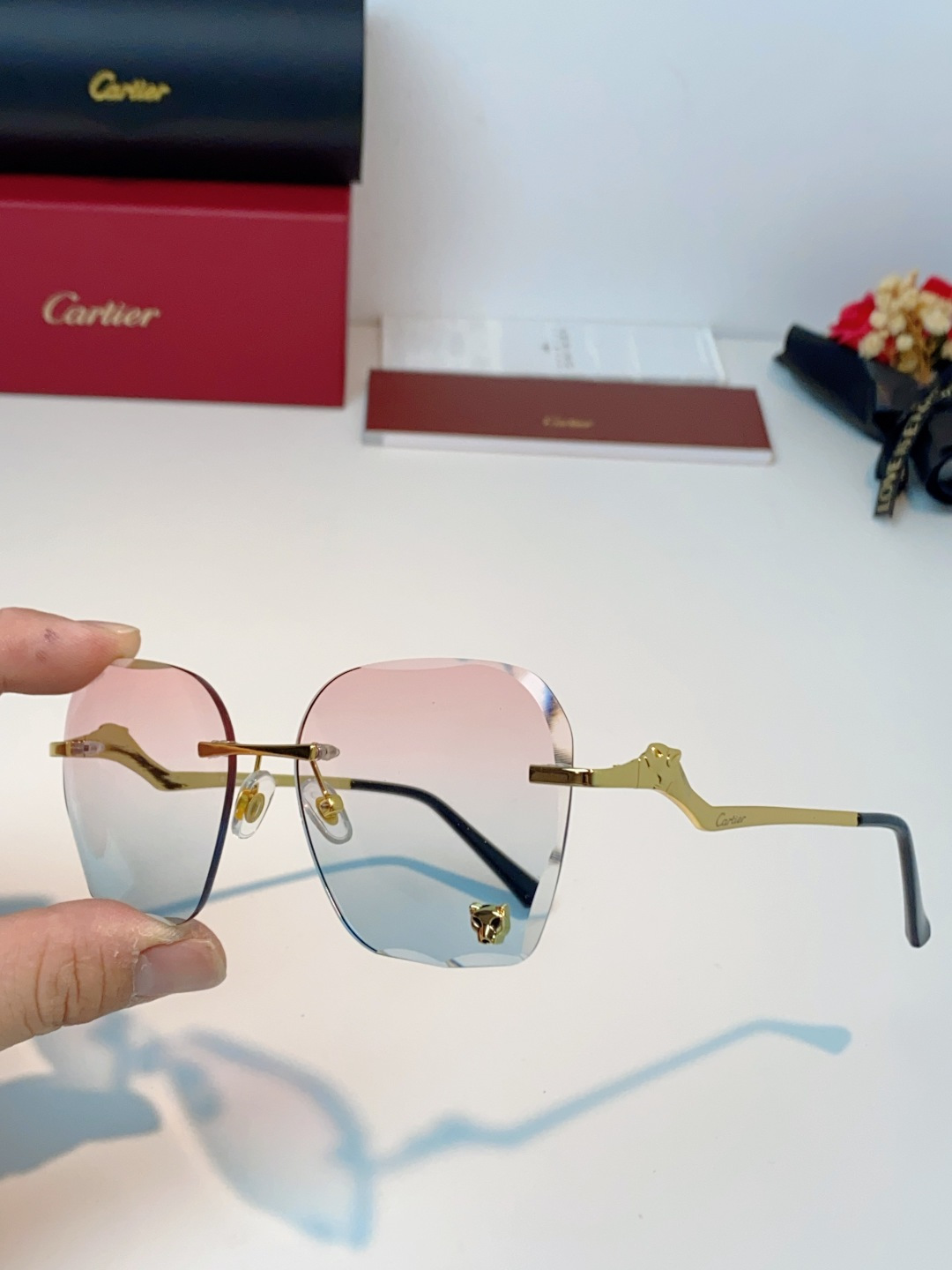 Cartier卡地亚 猎豹系列无框太阳镜当品牌标志性的美洲豹图腾，邂逅无框设计的利落锋芒，便诞生了这副自