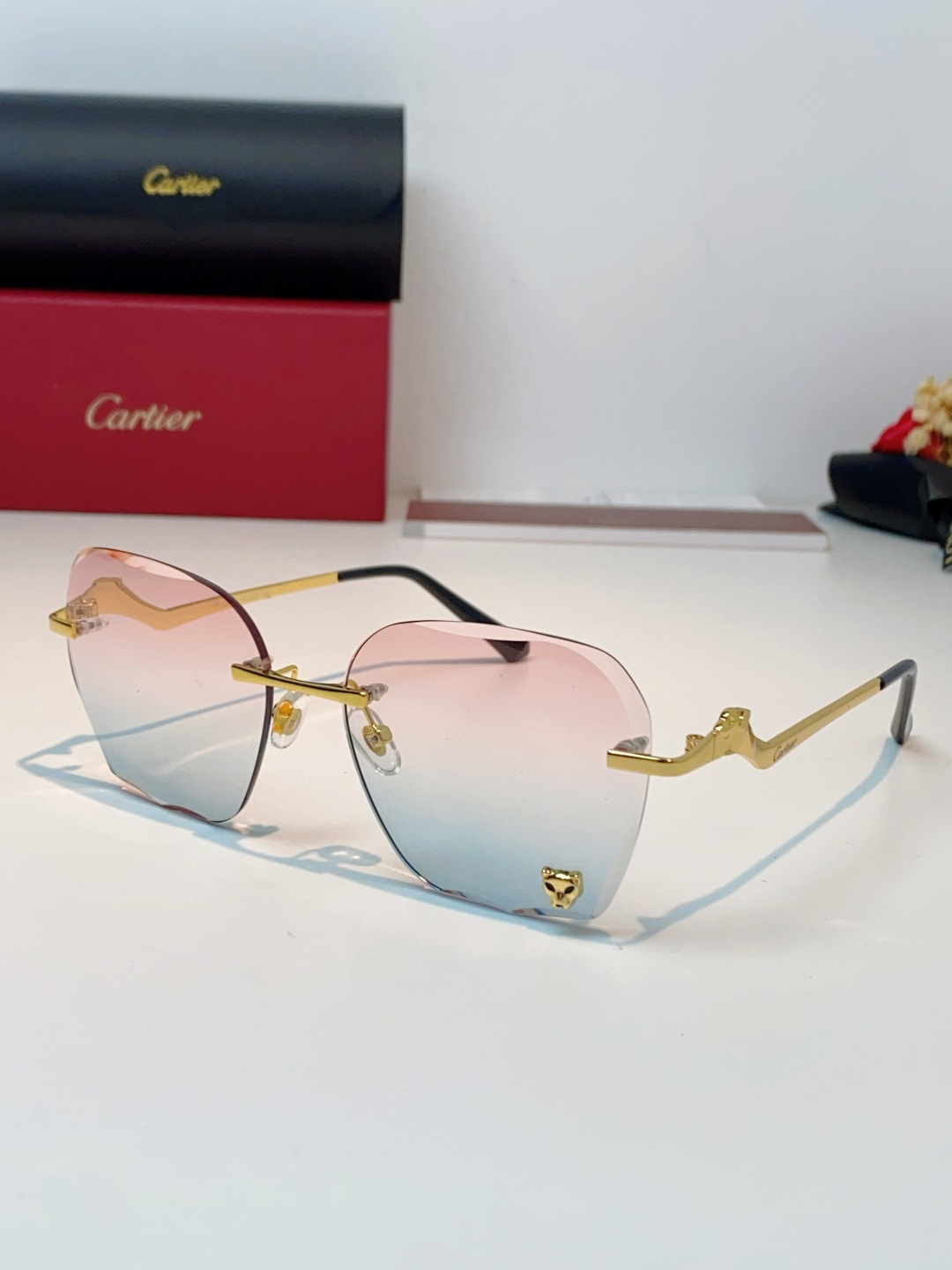 Cartier卡地亚 猎豹系列无框太阳镜当品牌标志性的美洲豹图腾，邂逅无框设计的利落锋芒，便诞生了这副自
