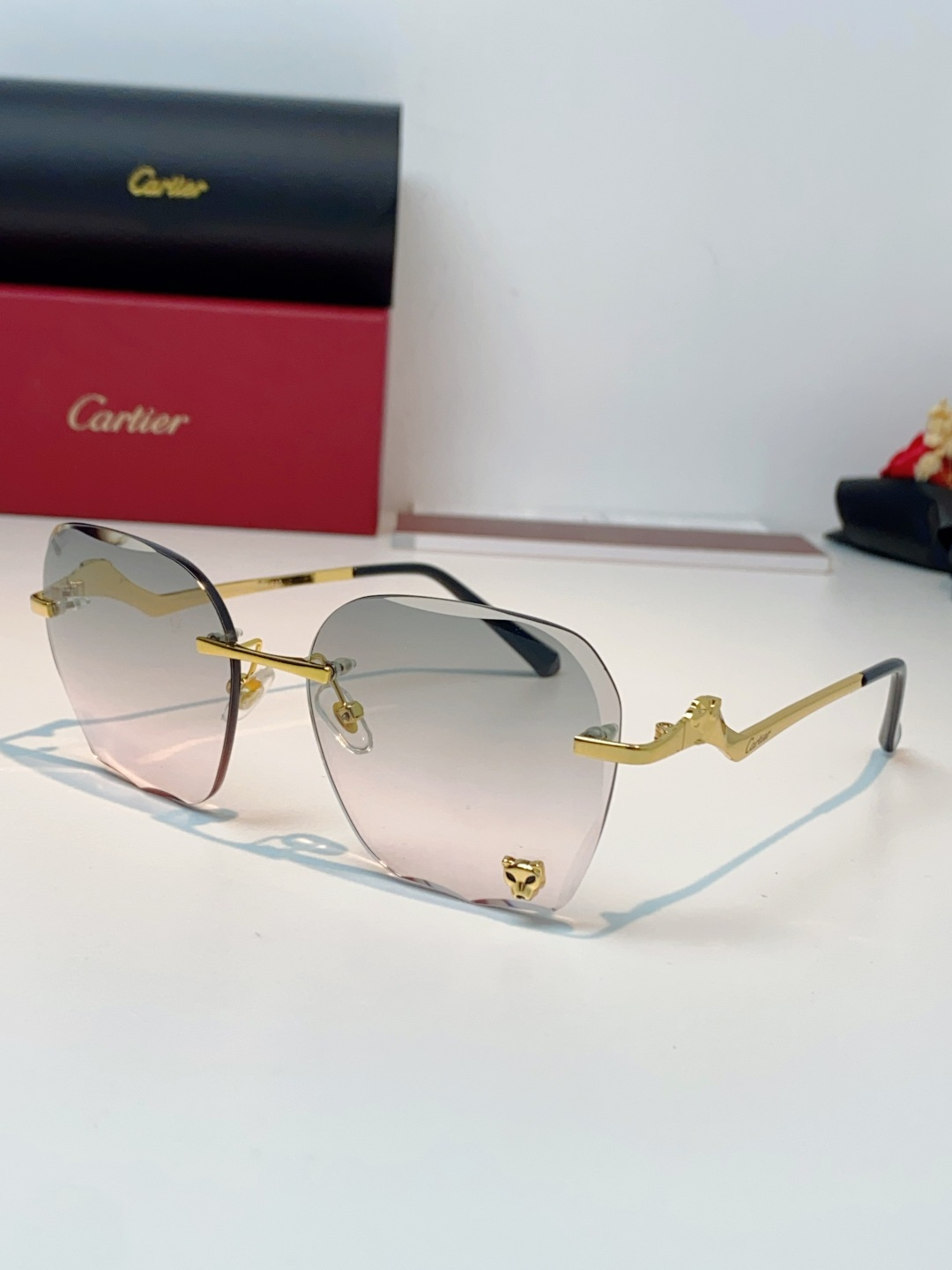 Cartier卡地亚 猎豹系列无框太阳镜当品牌标志性的美洲豹图腾，邂逅无框设计的利落锋芒，便诞生了这副自