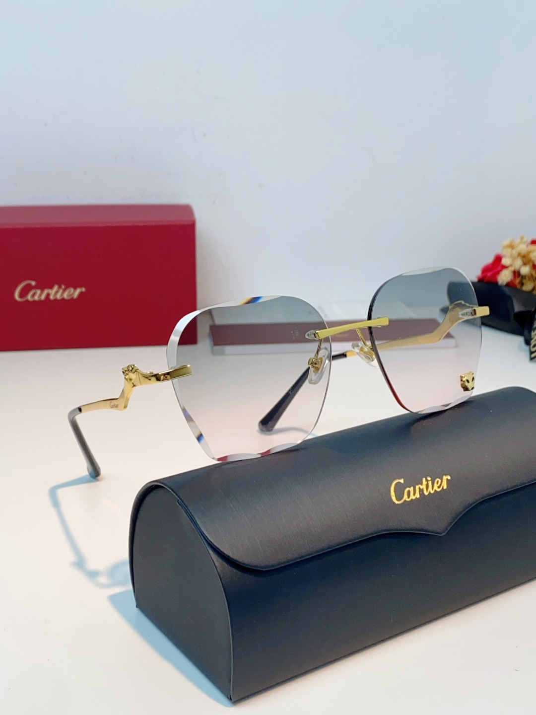 Cartier卡地亚 猎豹系列无框太阳镜当品牌标志性的美洲豹图腾，邂逅无框设计的利落锋芒，便诞生了这副自