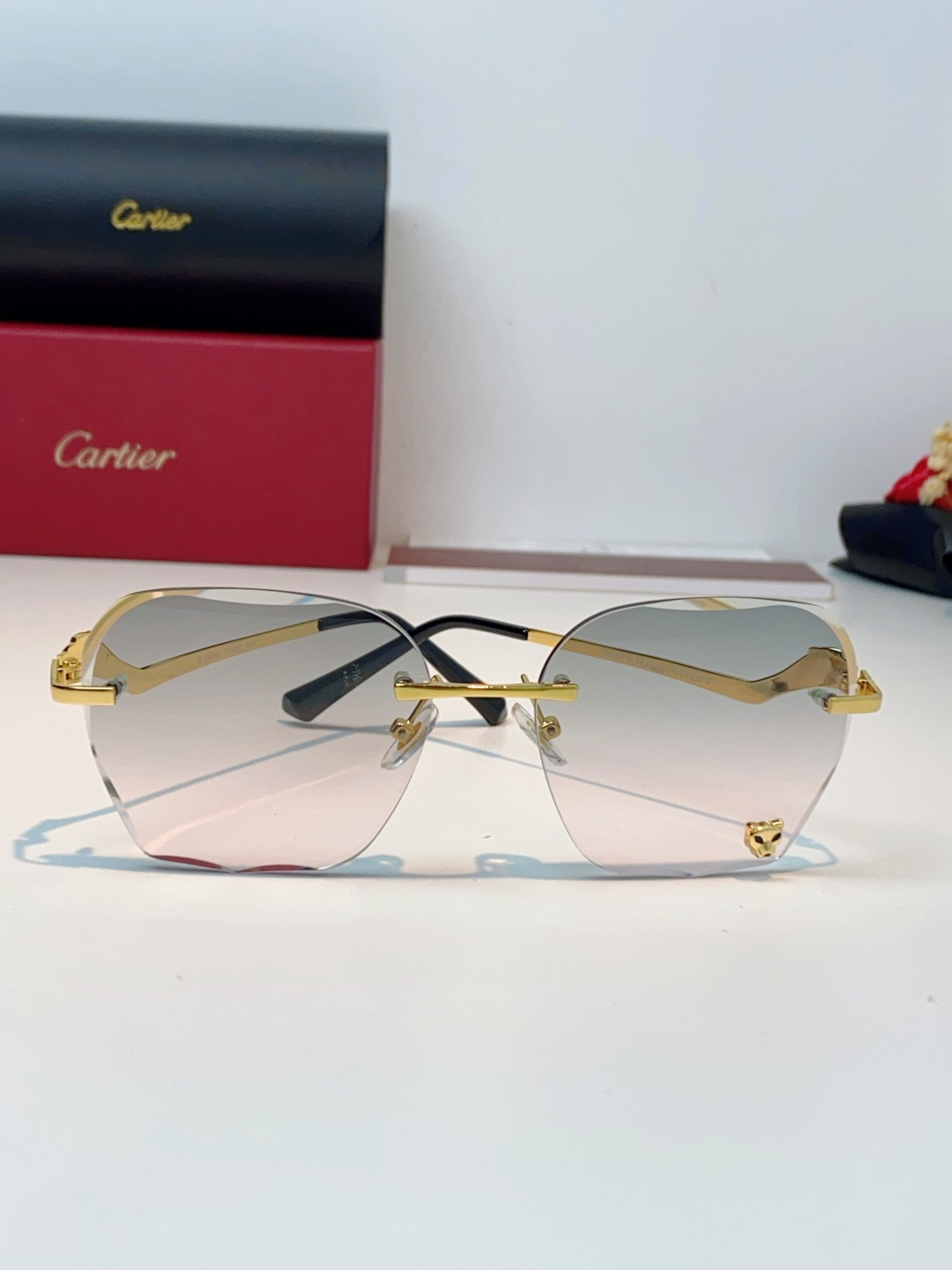Cartier卡地亚 猎豹系列无框太阳镜当品牌标志性的美洲豹图腾，邂逅无框设计的利落锋芒，便诞生了这副自