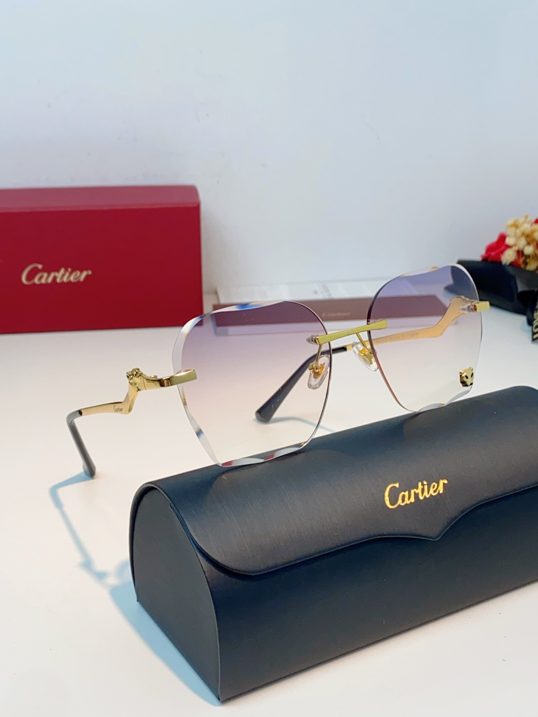Cartier卡地亚 猎豹系列无框太阳镜当品牌标志性的美洲豹图腾，邂逅无框设计的利落锋芒，便诞生了这副自