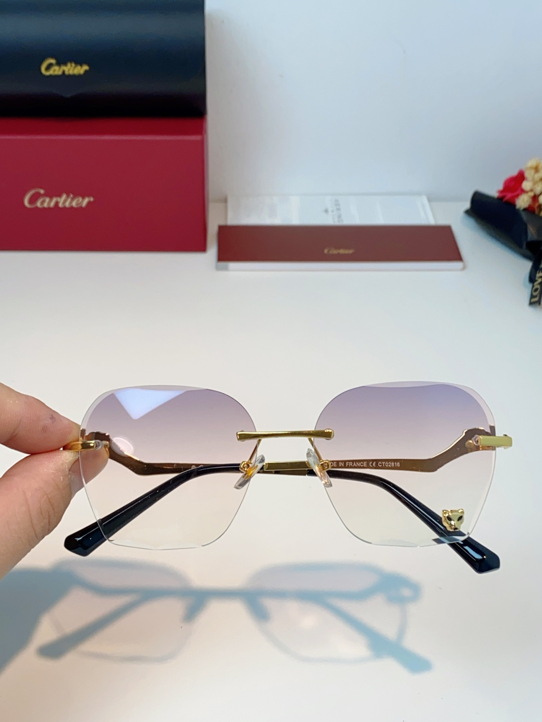 Cartier卡地亚 猎豹系列无框太阳镜当品牌标志性的美洲豹图腾，邂逅无框设计的利落锋芒，便诞生了这副自