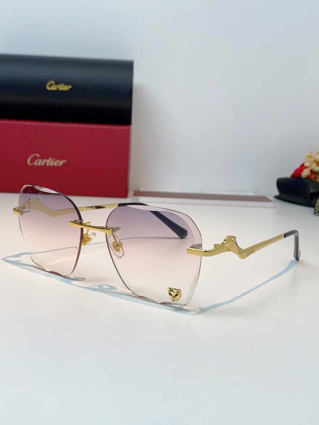 Cartier卡地亚 猎豹系列无框太阳镜当品牌标志性的美洲豹图腾，邂逅无框设计的利落锋芒，便诞生了这副自