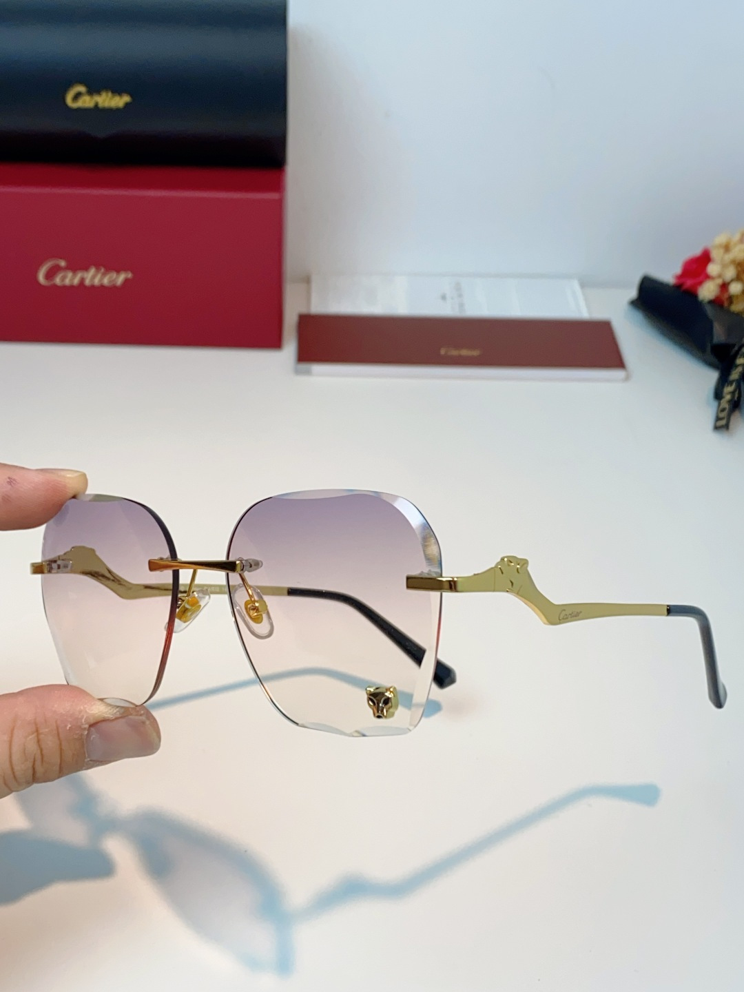 Cartier卡地亚 猎豹系列无框太阳镜当品牌标志性的美洲豹图腾，邂逅无框设计的利落锋芒，便诞生了这副自