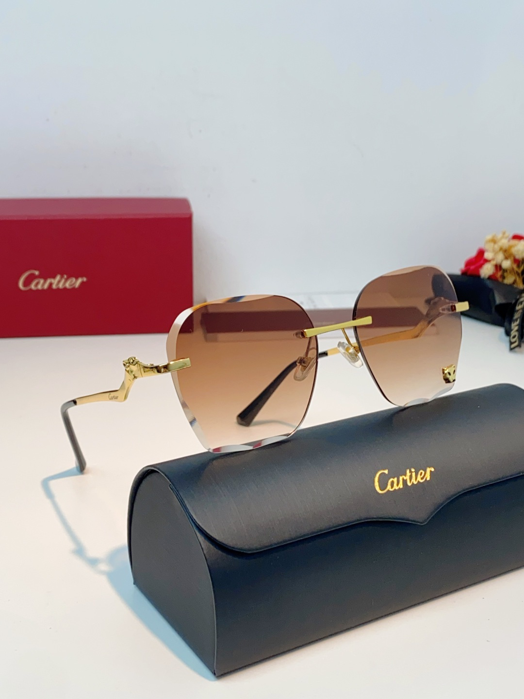 Cartier卡地亚 猎豹系列无框太阳镜当品牌标志性的美洲豹图腾，邂逅无框设计的利落锋芒，便诞生了这副自
