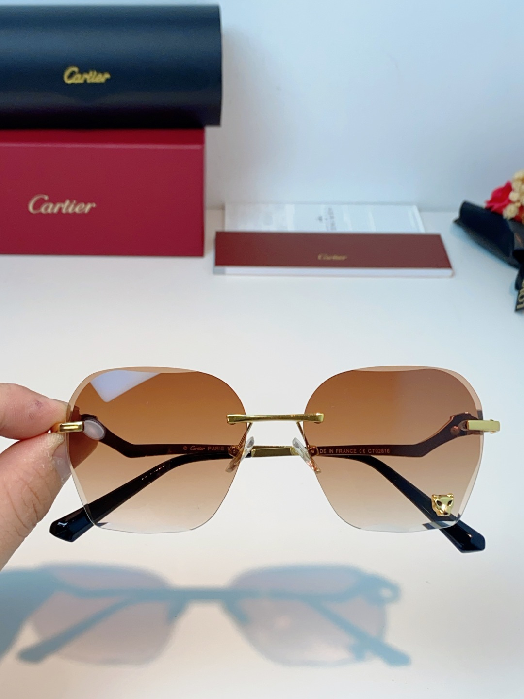 Cartier卡地亚 猎豹系列无框太阳镜当品牌标志性的美洲豹图腾，邂逅无框设计的利落锋芒，便诞生了这副自