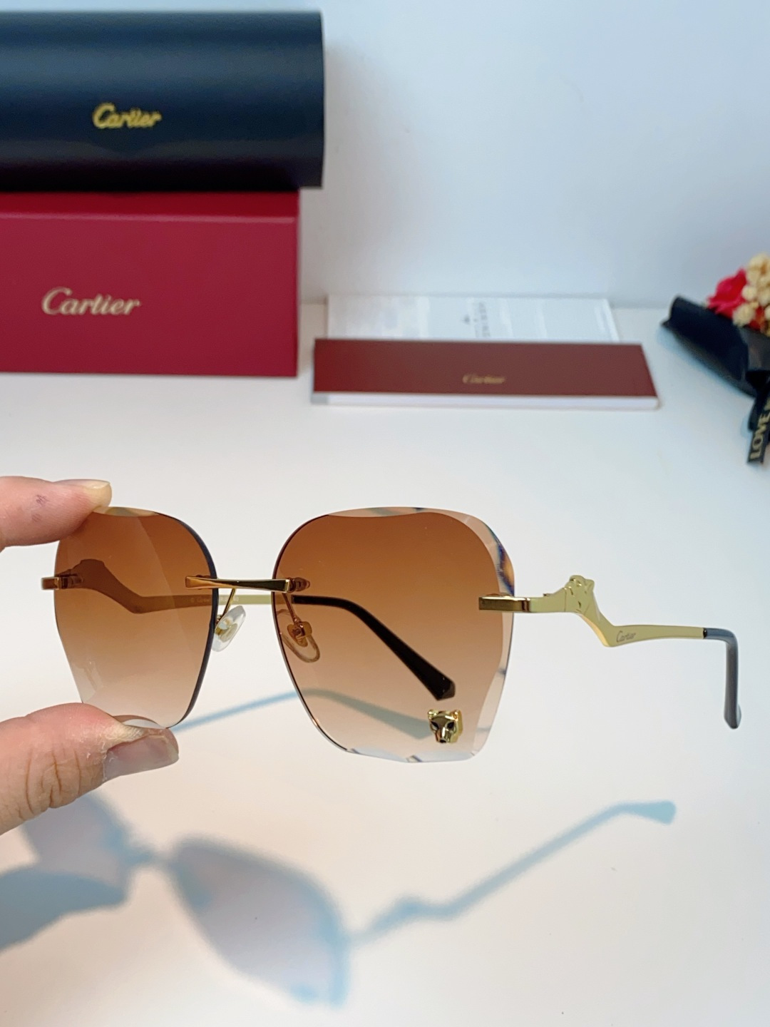 Cartier卡地亚 猎豹系列无框太阳镜当品牌标志性的美洲豹图腾，邂逅无框设计的利落锋芒，便诞生了这副自