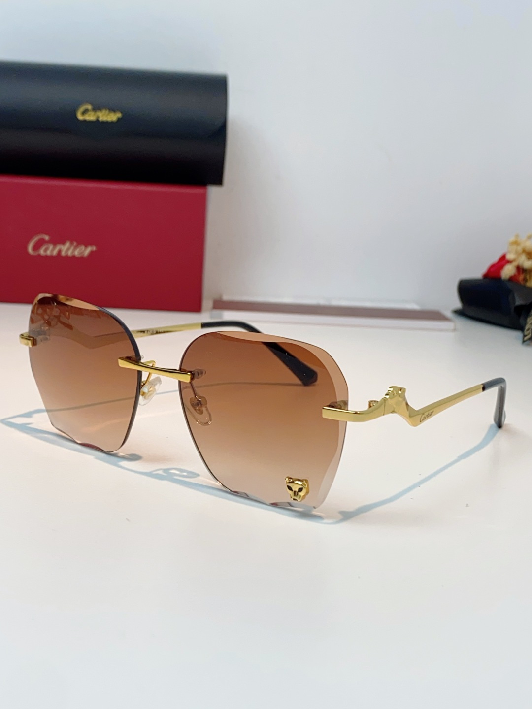 Cartier卡地亚 猎豹系列无框太阳镜当品牌标志性的美洲豹图腾，邂逅无框设计的利落锋芒，便诞生了这副自