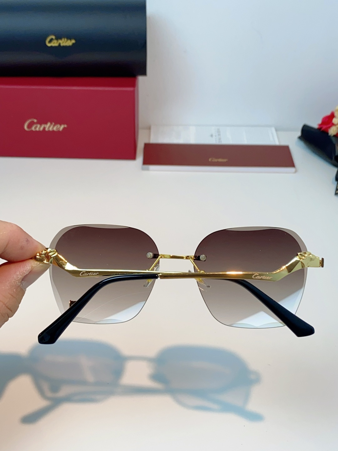 Cartier卡地亚 猎豹系列无框太阳镜当品牌标志性的美洲豹图腾，邂逅无框设计的利落锋芒，便诞生了这副自