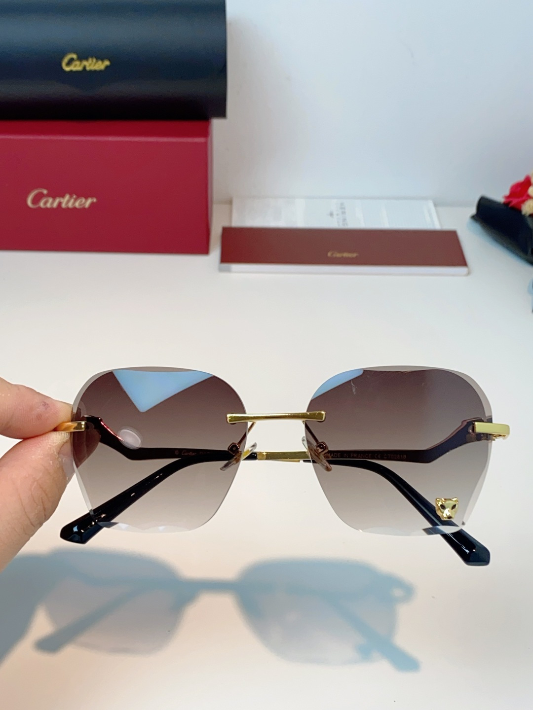 Cartier卡地亚 猎豹系列无框太阳镜当品牌标志性的美洲豹图腾，邂逅无框设计的利落锋芒，便诞生了这副自