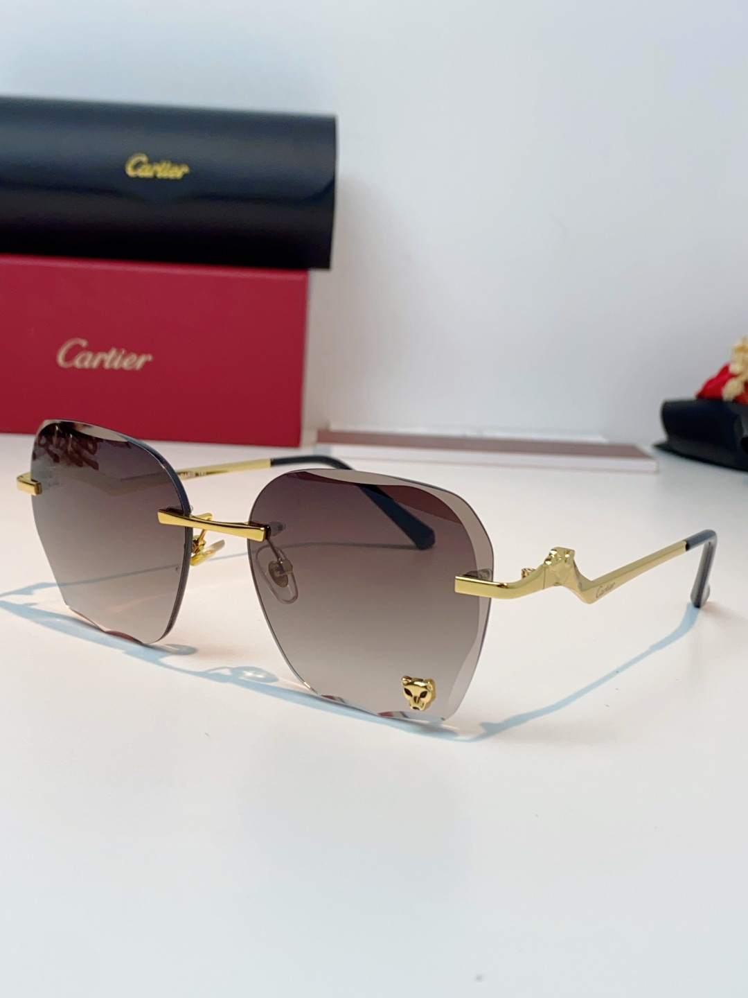Cartier卡地亚 猎豹系列无框太阳镜当品牌标志性的美洲豹图腾，邂逅无框设计的利落锋芒，便诞生了这副自