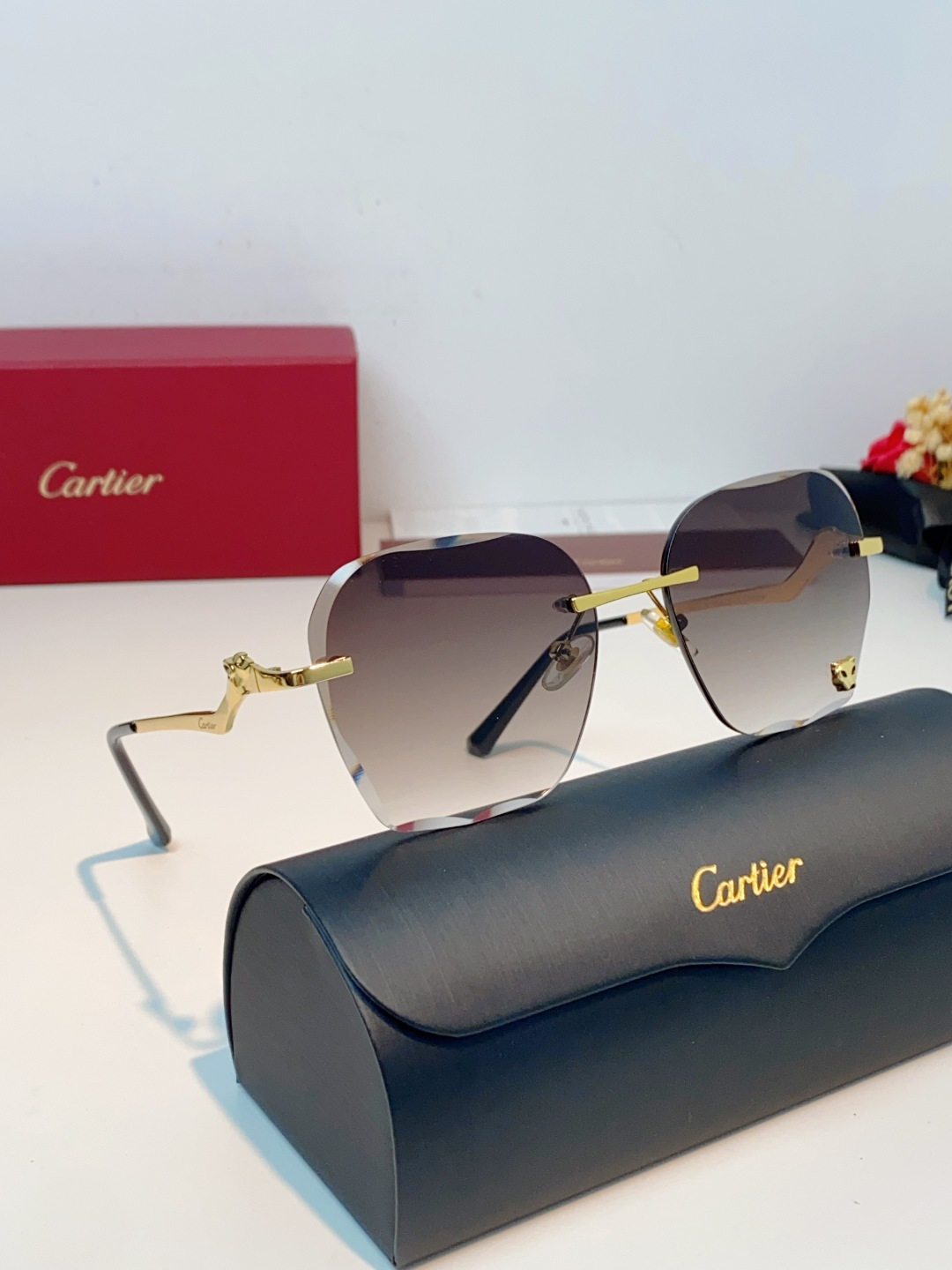 Cartier卡地亚 猎豹系列无框太阳镜当品牌标志性的美洲豹图腾，邂逅无框设计的利落锋芒，便诞生了这副自