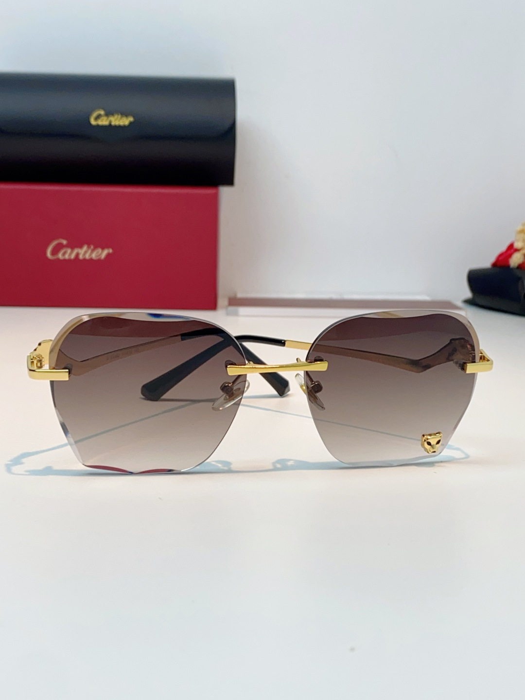 Cartier卡地亚 猎豹系列无框太阳镜当品牌标志性的美洲豹图腾，邂逅无框设计的利落锋芒，便诞生了这副自