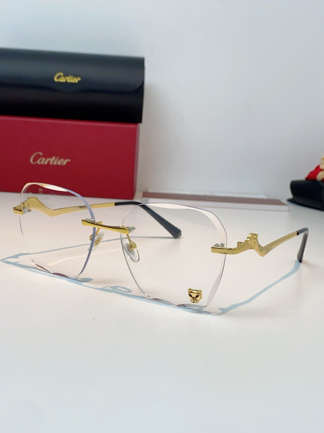 Cartier卡地亚 猎豹系列无框太阳镜当品牌标志性的美洲豹图腾，邂逅无框设计的利落锋芒，便诞生了这副自