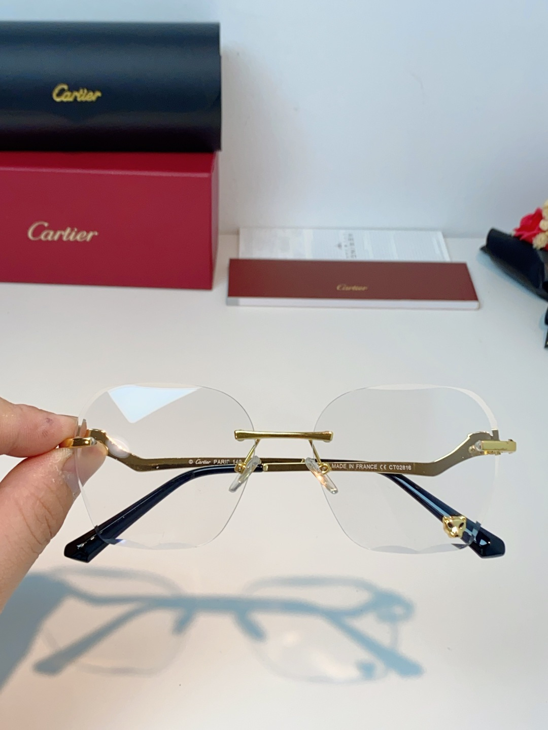 Cartier卡地亚 猎豹系列无框太阳镜当品牌标志性的美洲豹图腾，邂逅无框设计的利落锋芒，便诞生了这副自