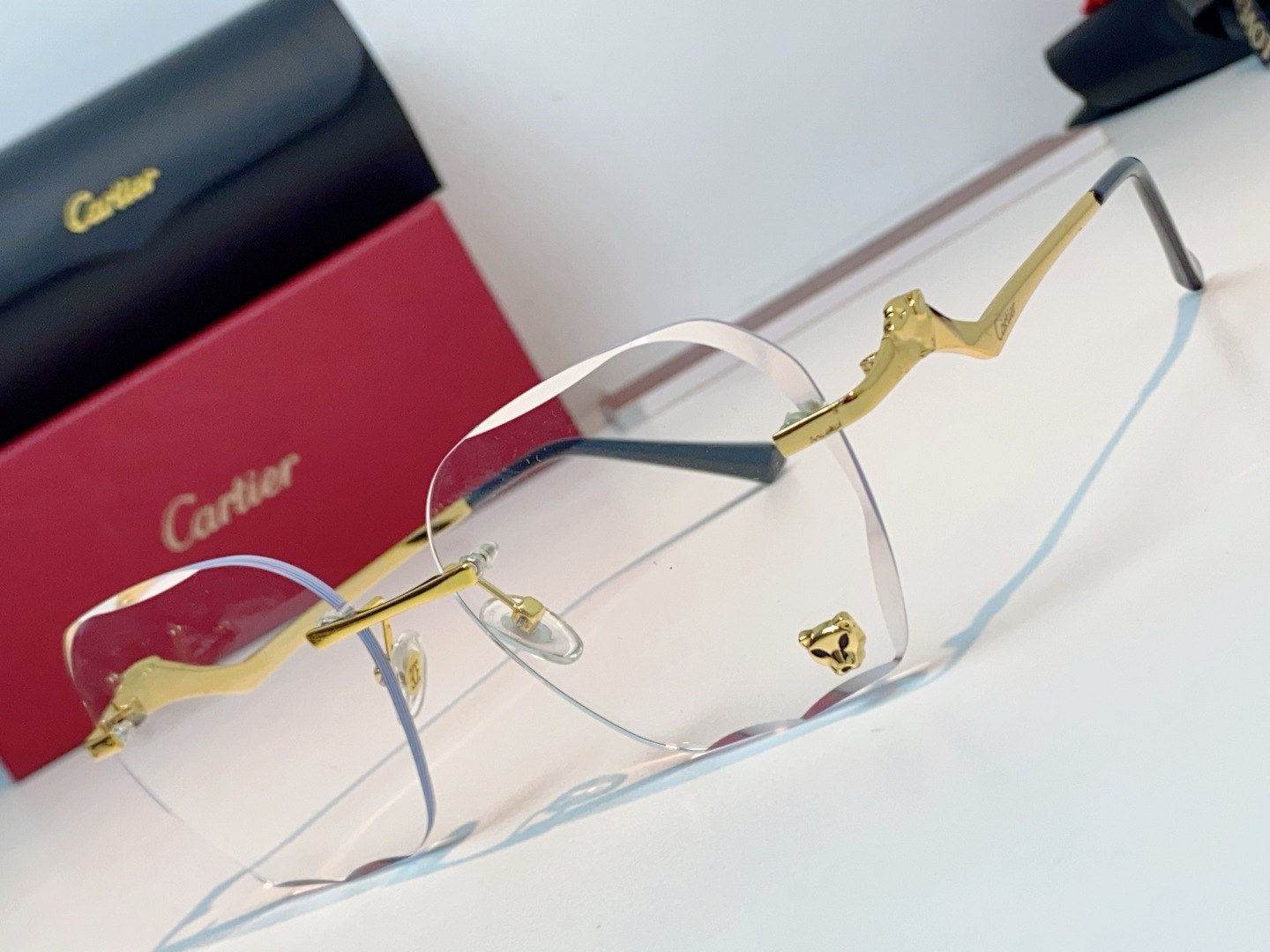 Cartier卡地亚 猎豹系列无框太阳镜当品牌标志性的美洲豹图腾，邂逅无框设计的利落锋芒，便诞生了这副自
