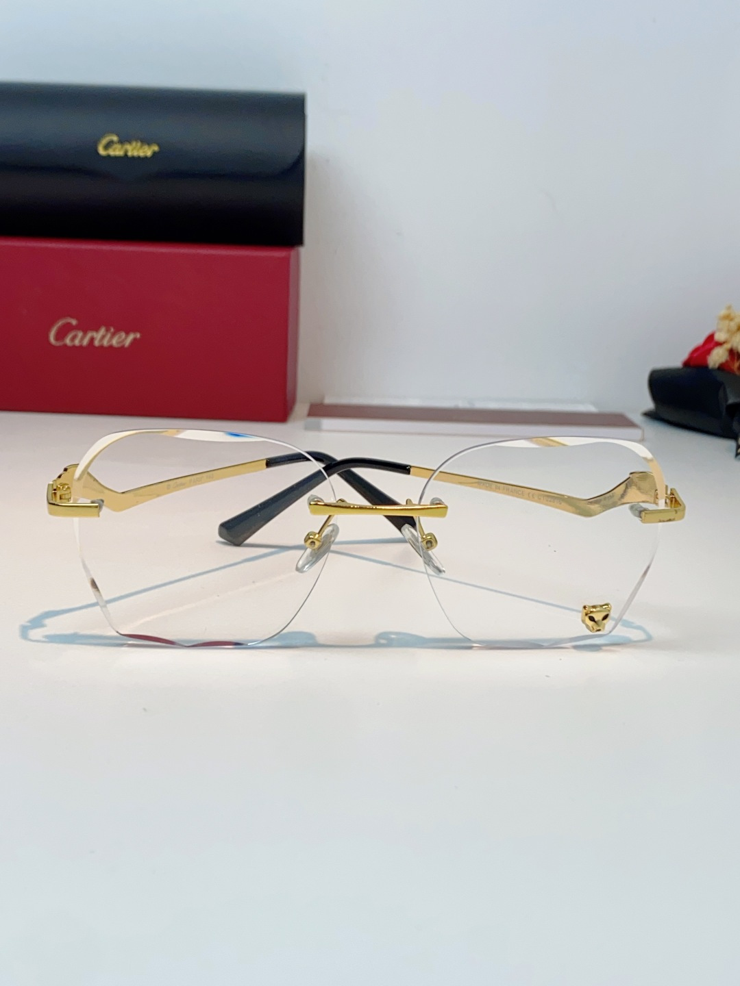 Cartier卡地亚 猎豹系列无框太阳镜当品牌标志性的美洲豹图腾，邂逅无框设计的利落锋芒，便诞生了这副自