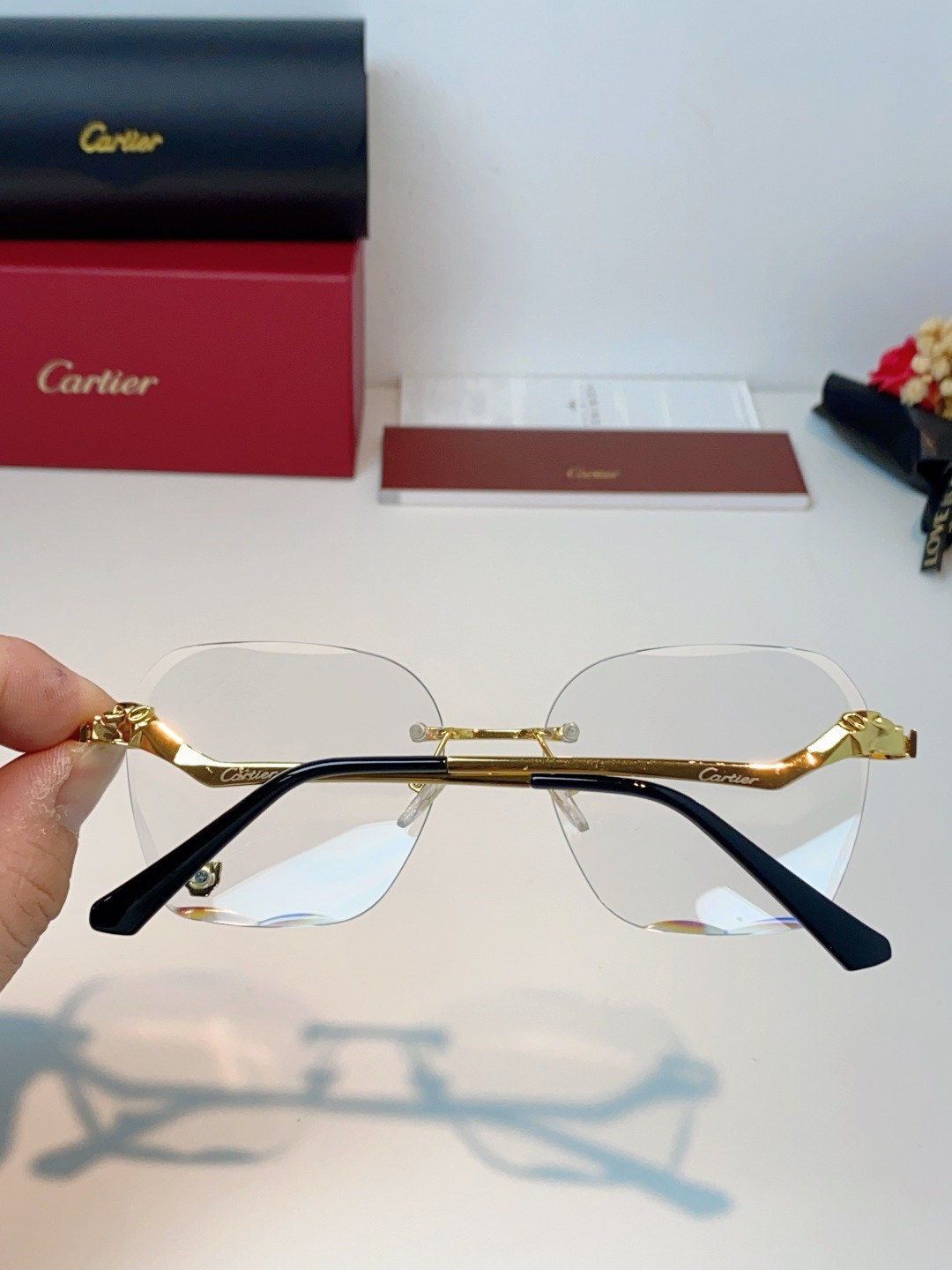 Cartier卡地亚 猎豹系列无框太阳镜当品牌标志性的美洲豹图腾，邂逅无框设计的利落锋芒，便诞生了这副自