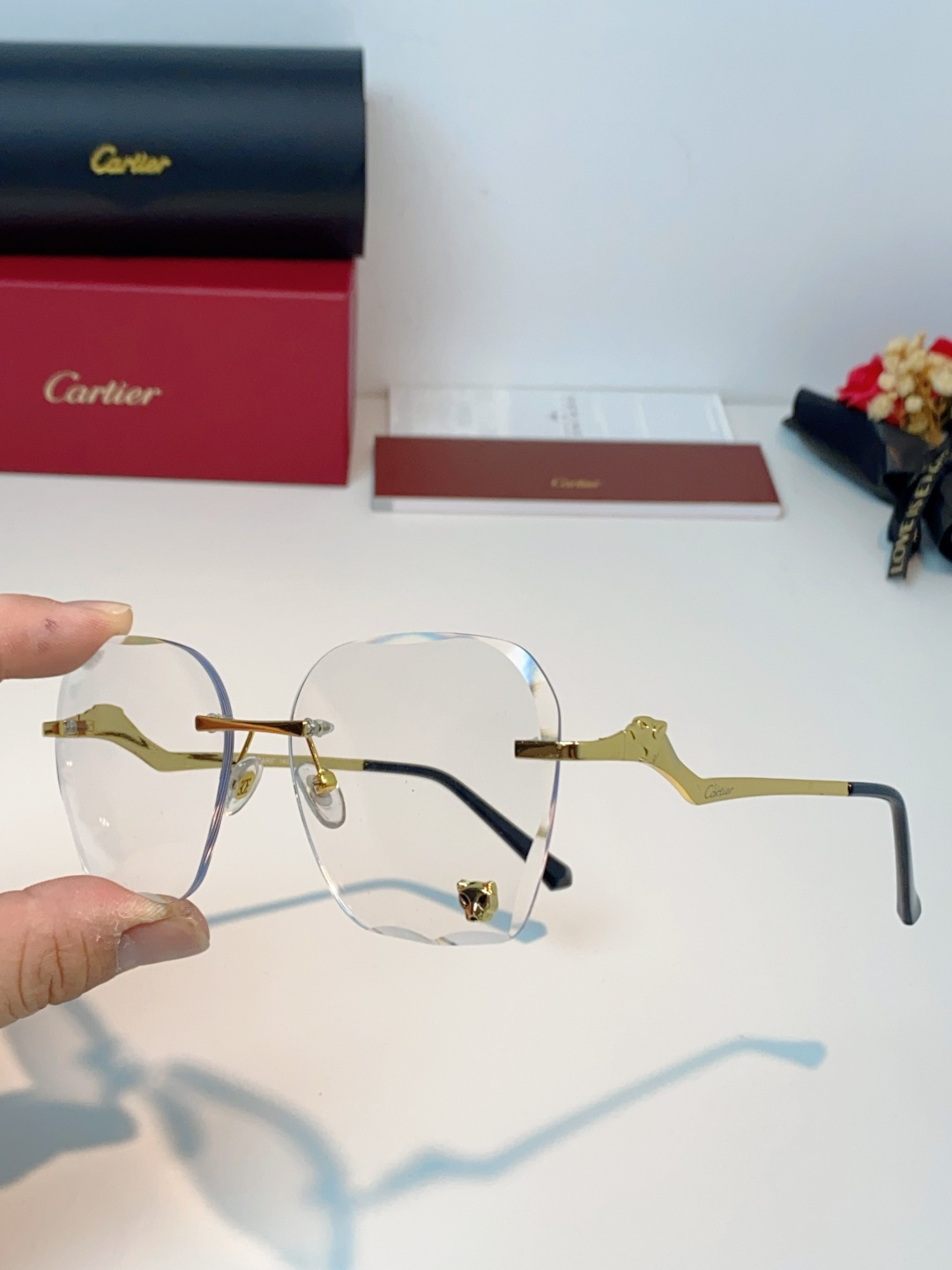 Cartier卡地亚 猎豹系列无框太阳镜当品牌标志性的美洲豹图腾，邂逅无框设计的利落锋芒，便诞生了这副自