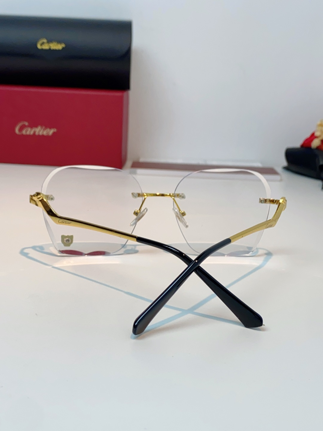 Cartier卡地亚 猎豹系列无框太阳镜当品牌标志性的美洲豹图腾，邂逅无框设计的利落锋芒，便诞生了这副自