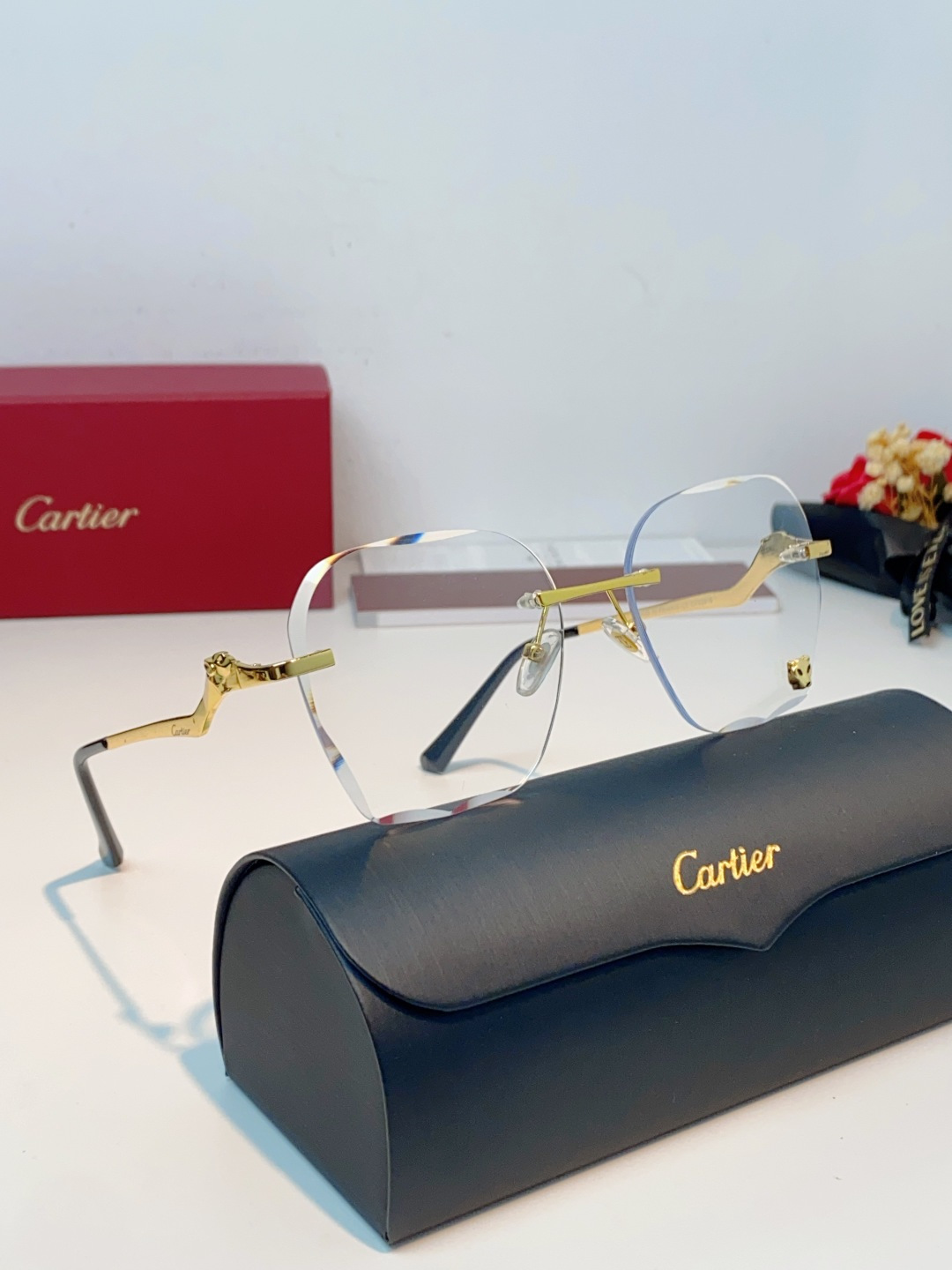 Cartier卡地亚 猎豹系列无框太阳镜当品牌标志性的美洲豹图腾，邂逅无框设计的利落锋芒，便诞生了这副自