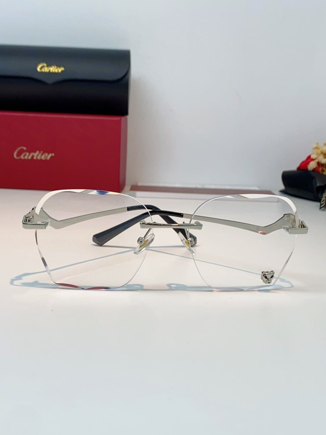 Cartier卡地亚 猎豹系列无框太阳镜当品牌标志性的美洲豹图腾，邂逅无框设计的利落锋芒，便诞生了这副自