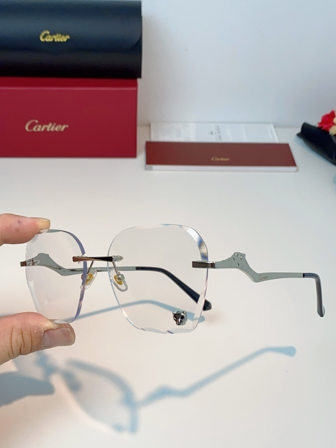Cartier卡地亚 猎豹系列无框太阳镜当品牌标志性的美洲豹图腾，邂逅无框设计的利落锋芒，便诞生了这副自