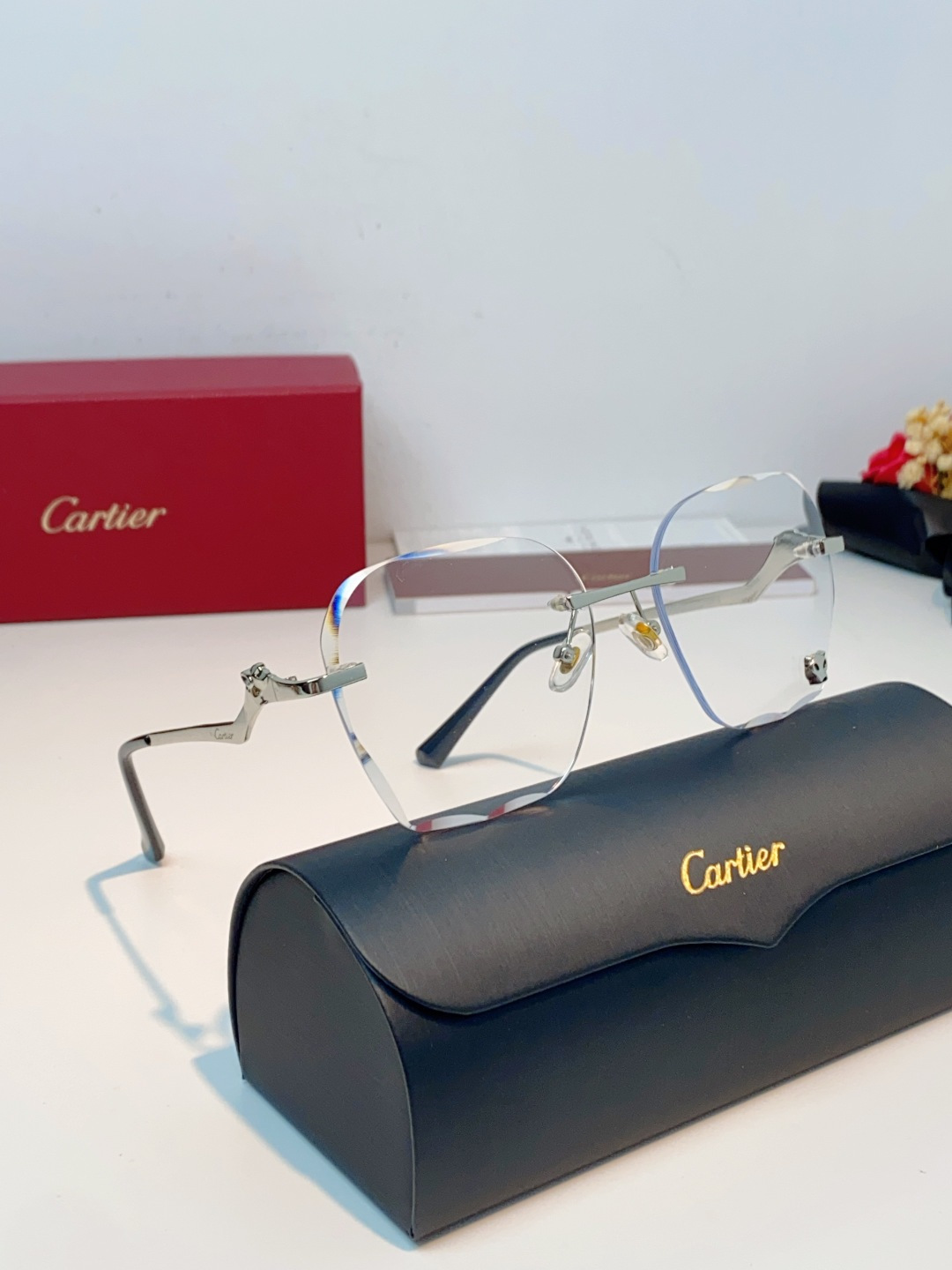 Cartier卡地亚 猎豹系列无框太阳镜当品牌标志性的美洲豹图腾，邂逅无框设计的利落锋芒，便诞生了这副自