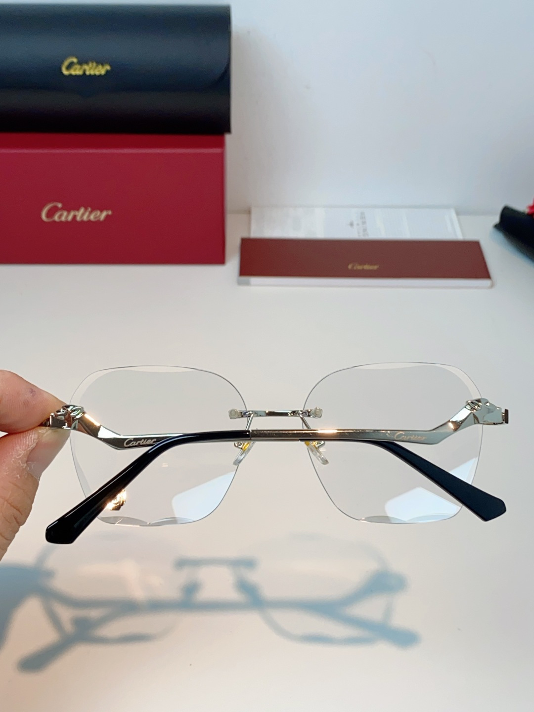 Cartier卡地亚 猎豹系列无框太阳镜当品牌标志性的美洲豹图腾，邂逅无框设计的利落锋芒，便诞生了这副自