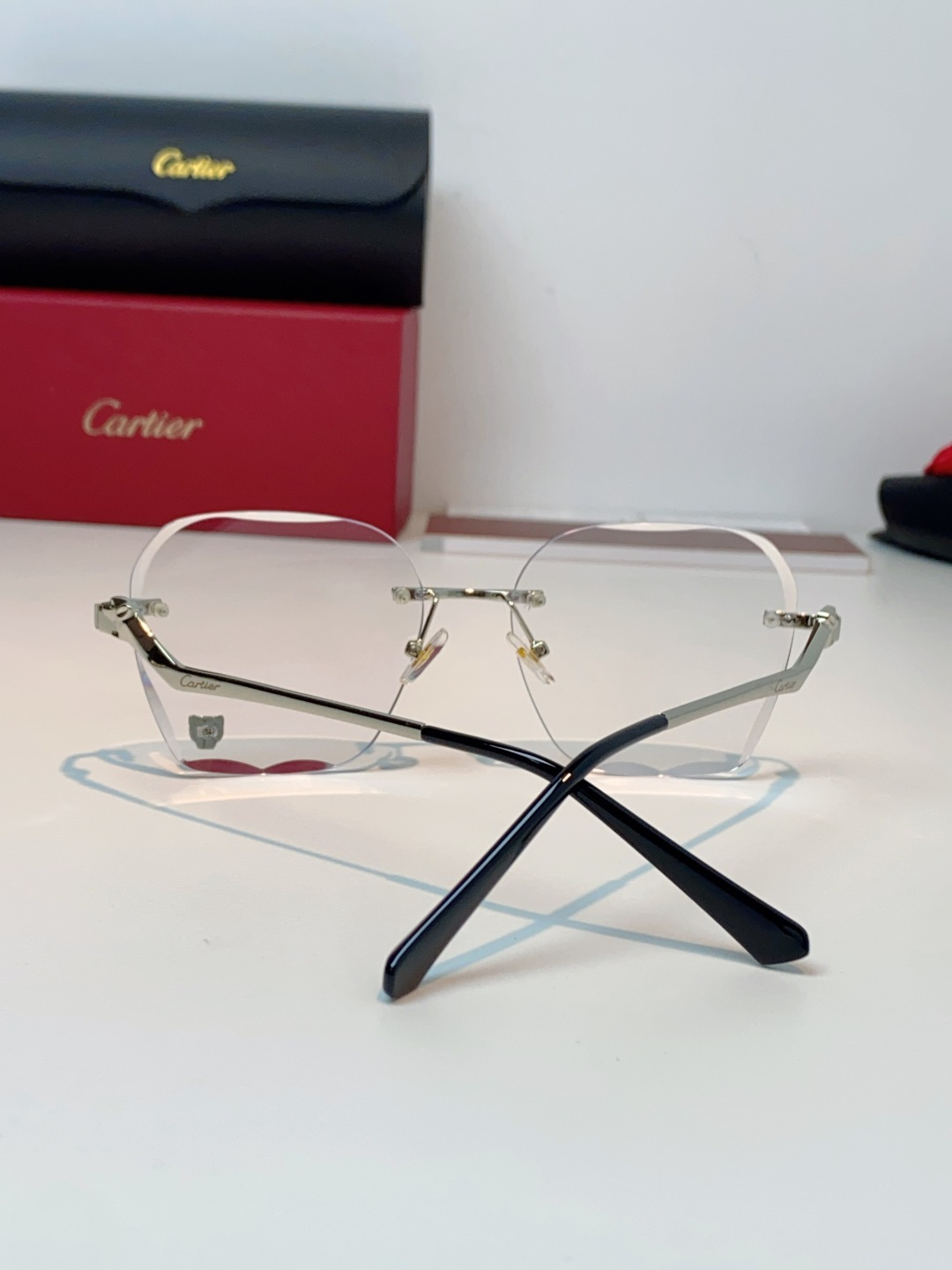Cartier卡地亚 猎豹系列无框太阳镜当品牌标志性的美洲豹图腾，邂逅无框设计的利落锋芒，便诞生了这副自