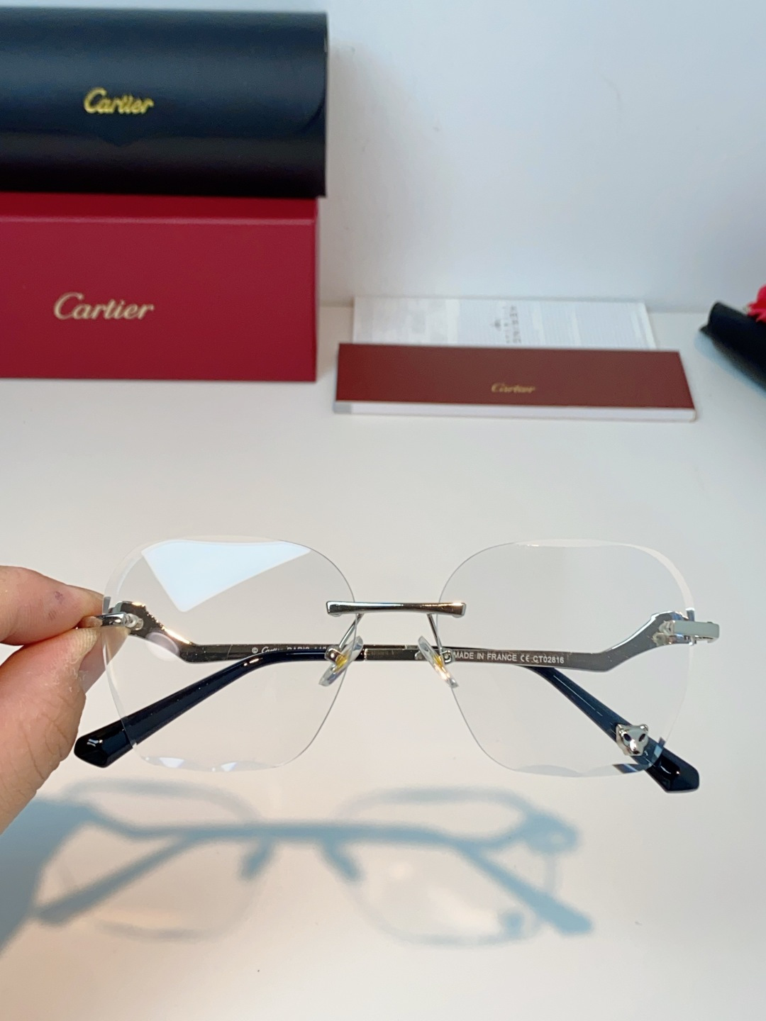 Cartier卡地亚 猎豹系列无框太阳镜当品牌标志性的美洲豹图腾，邂逅无框设计的利落锋芒，便诞生了这副自