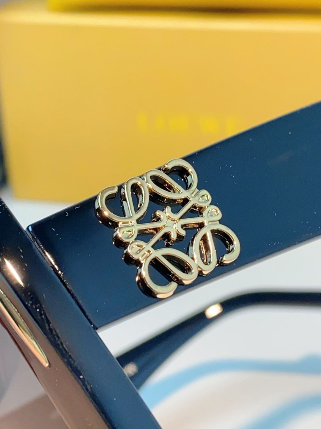 Loewe罗意威 2026新款锁酷黑超模风墨镜✨自带超模气场的黑超来袭!罗意威这款一体式方框墨镜,妥妥的 Loewe罗意威 2026新款锁酷黑超模风墨镜✨自带超模气场的黑超来袭!罗意威这款一体式方框墨镜,妥妥的
